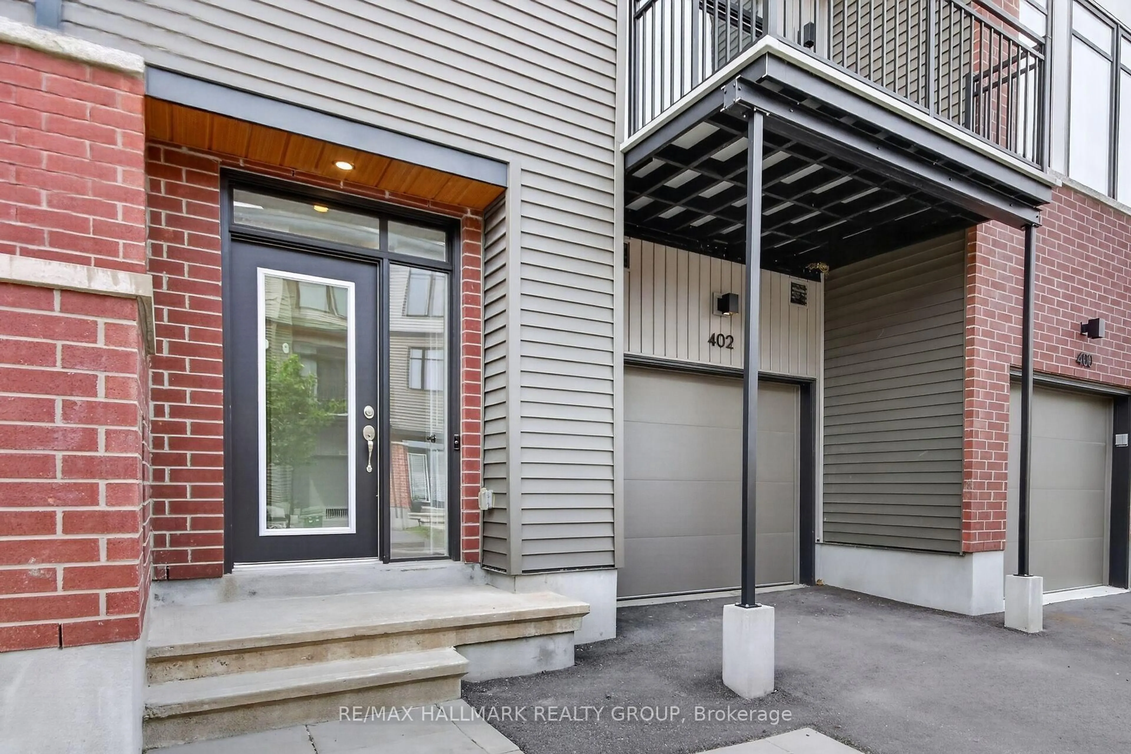 Indoor entryway for 402 JEWELWING Private, Ottawa Ontario K1X 0M7