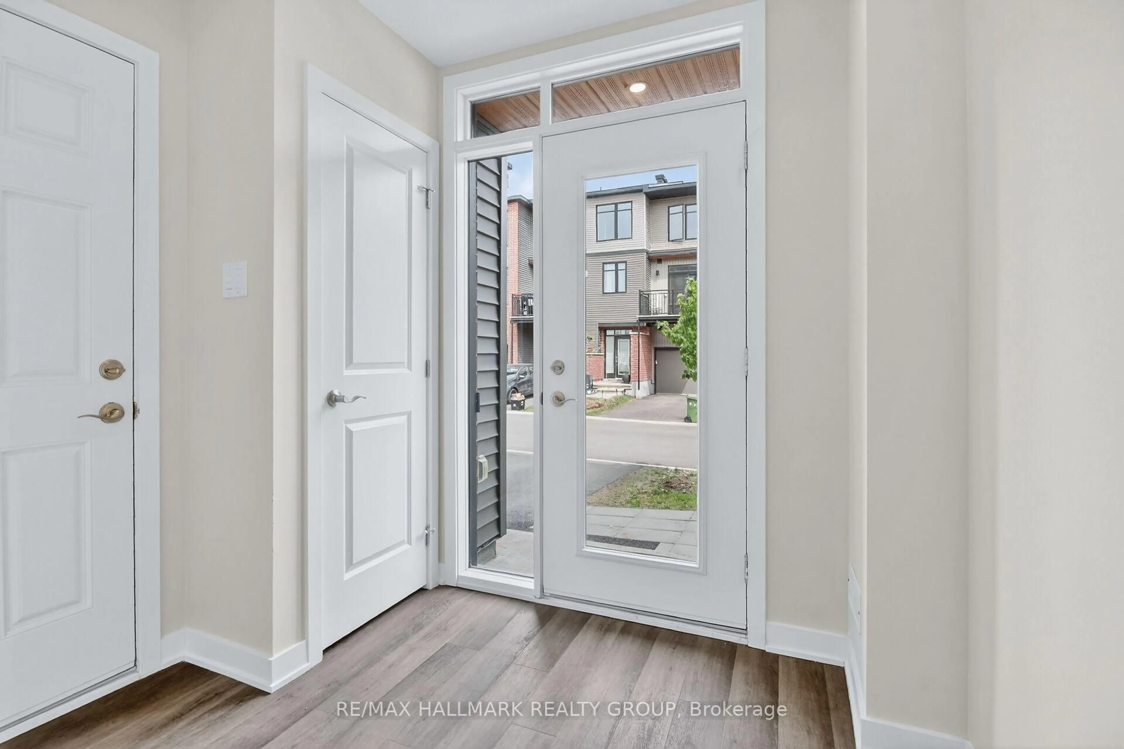 Indoor entryway for 402 JEWELWING Private, Ottawa Ontario K1X 0M7