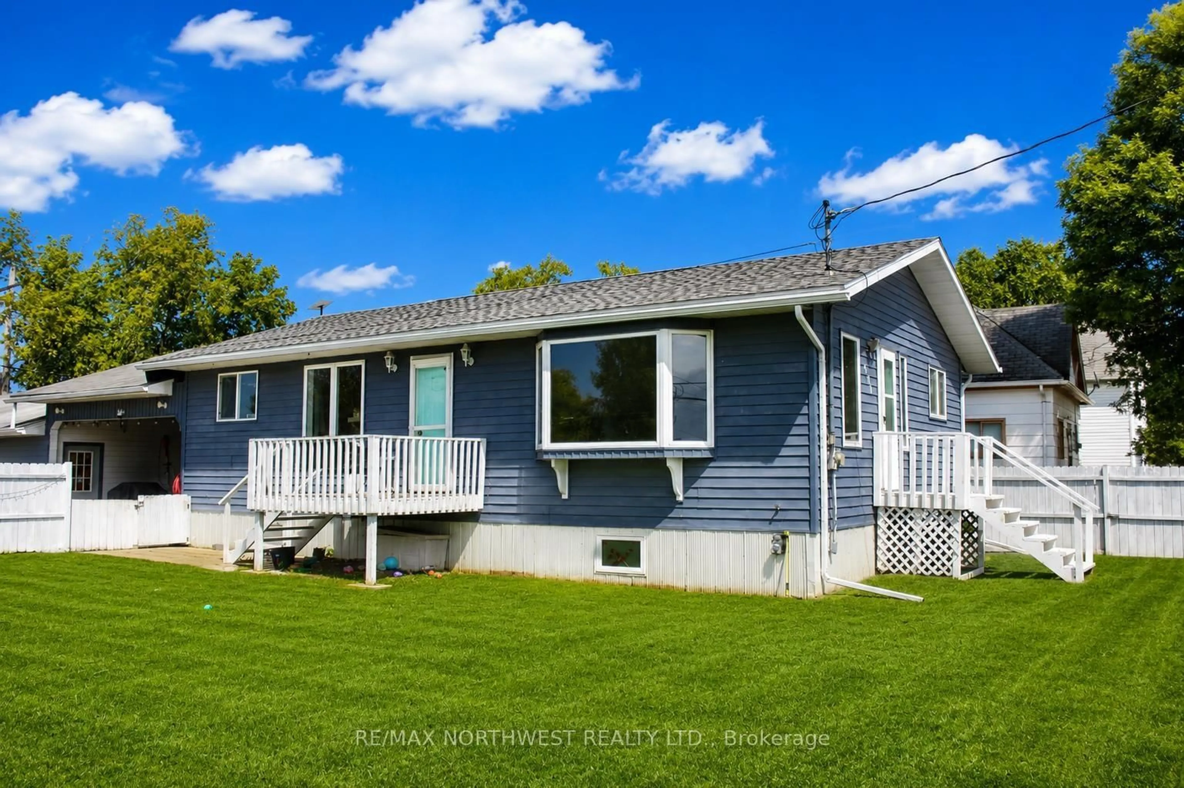 Home with vinyl exterior material, water/lake/river/ocean view for 501 ATWOOD AVE, Rainy River Ontario P0W 1L0