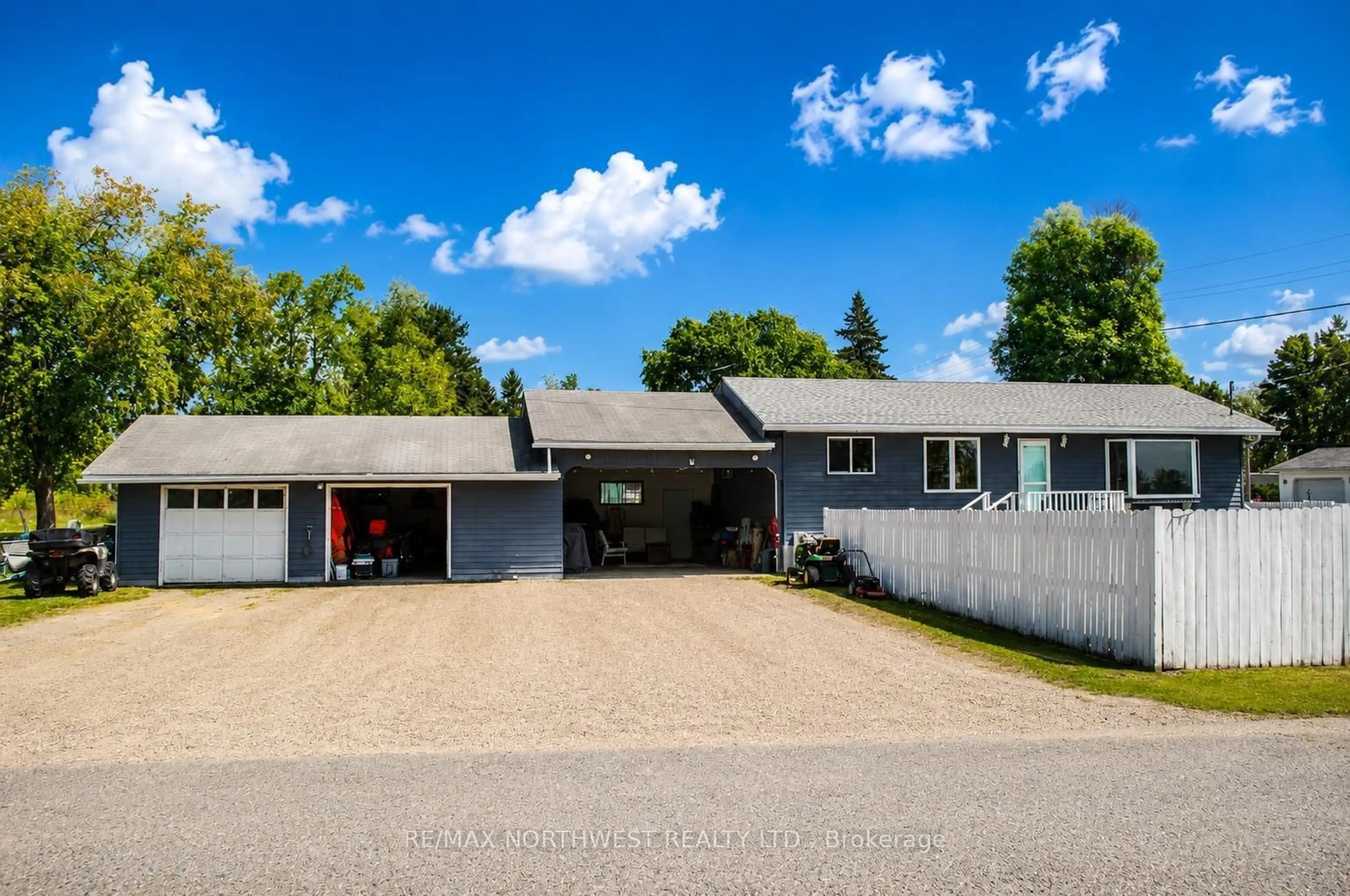 A pic from outside/outdoor area/front of a property/back of a property/a pic from drone, street for 501 ATWOOD AVE, Rainy River Ontario P0W 1L0