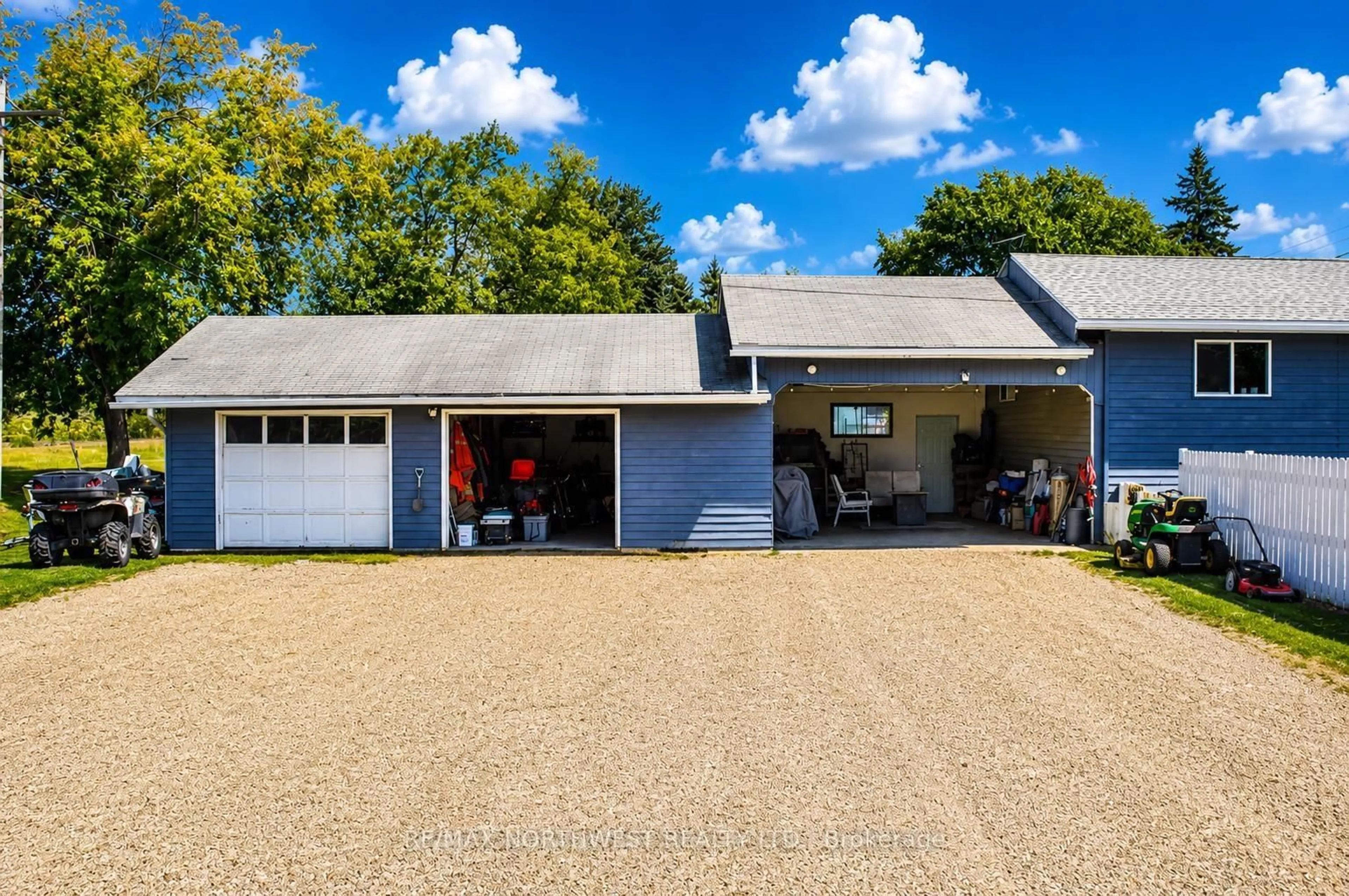 Indoor garage for 501 ATWOOD AVE, Rainy River Ontario P0W 1L0
