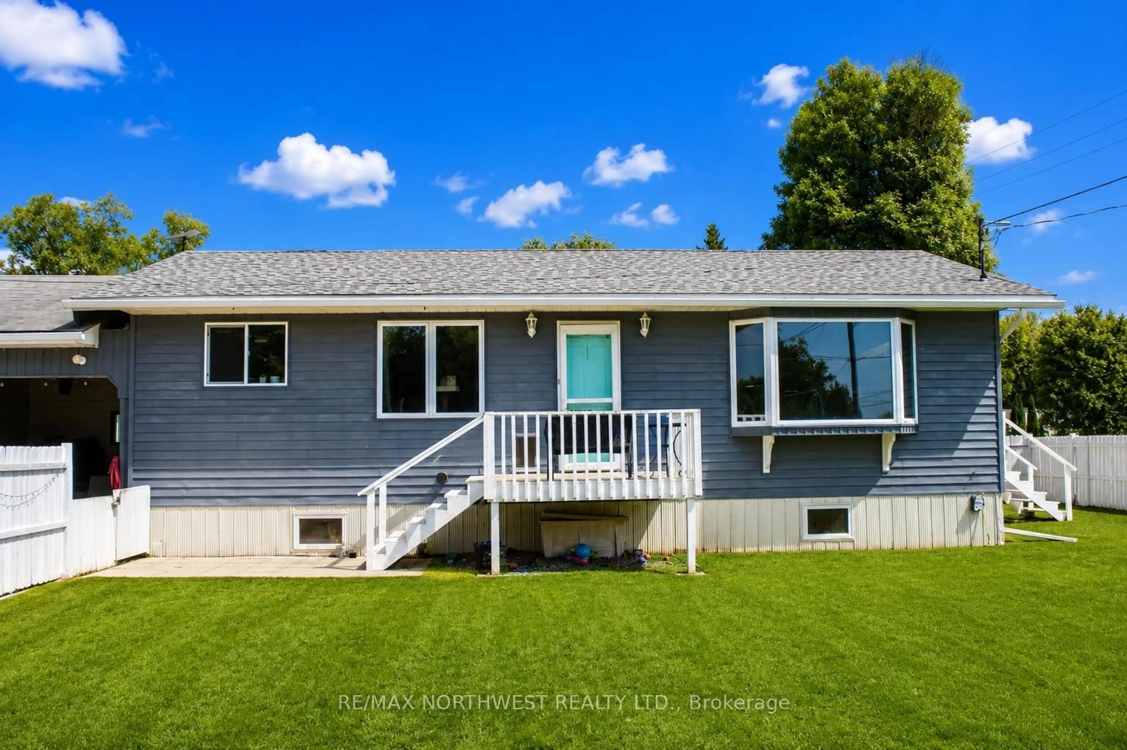 Home with vinyl exterior material, unknown for 501 ATWOOD AVE, Rainy River Ontario P0W 1L0