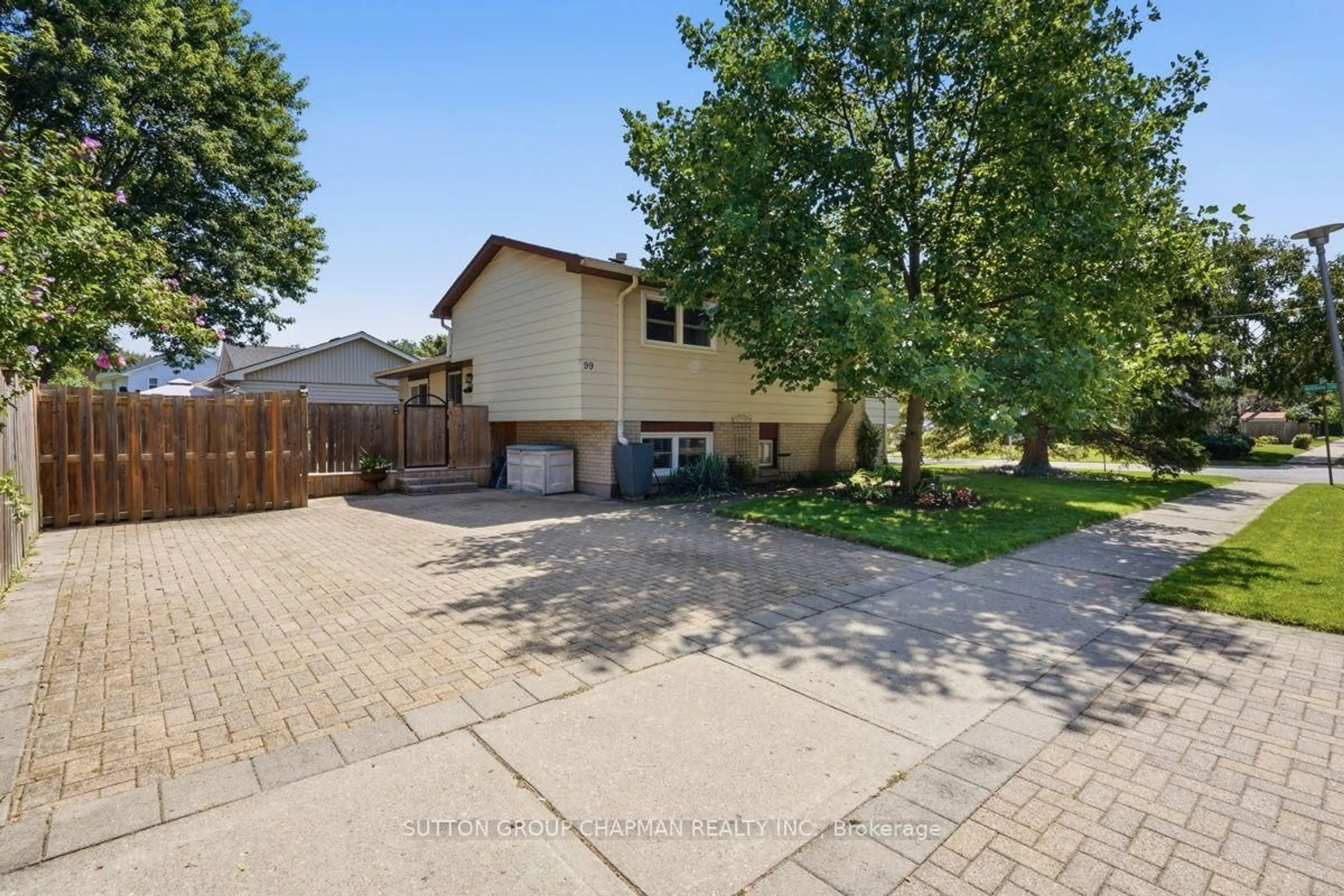 A pic from outside/outdoor area/front of a property/back of a property/a pic from drone, street for 99 Inverary Cres, London North Ontario N6G 3L7