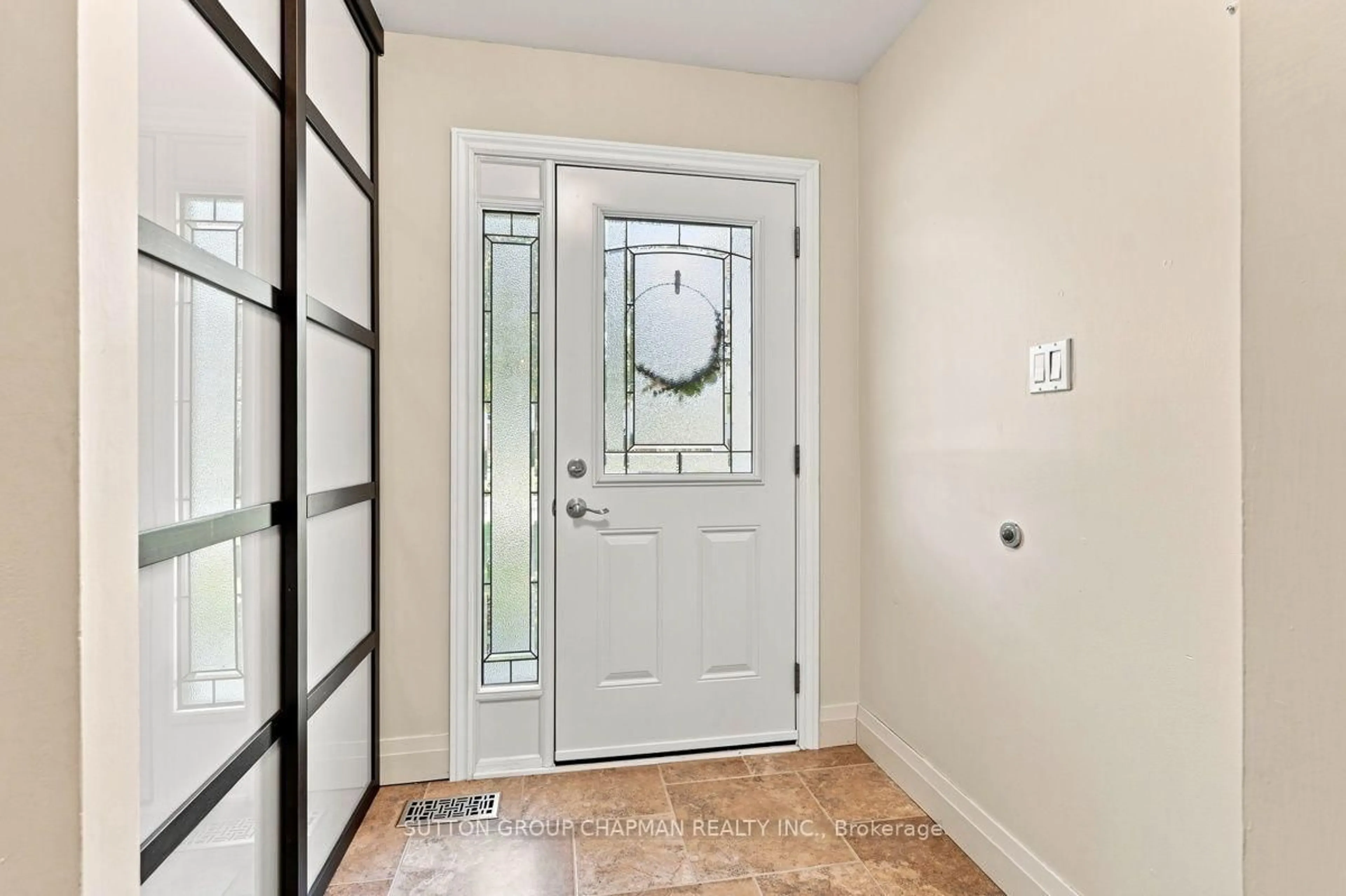 Indoor entryway for 99 Inverary Cres, London North Ontario N6G 3L7
