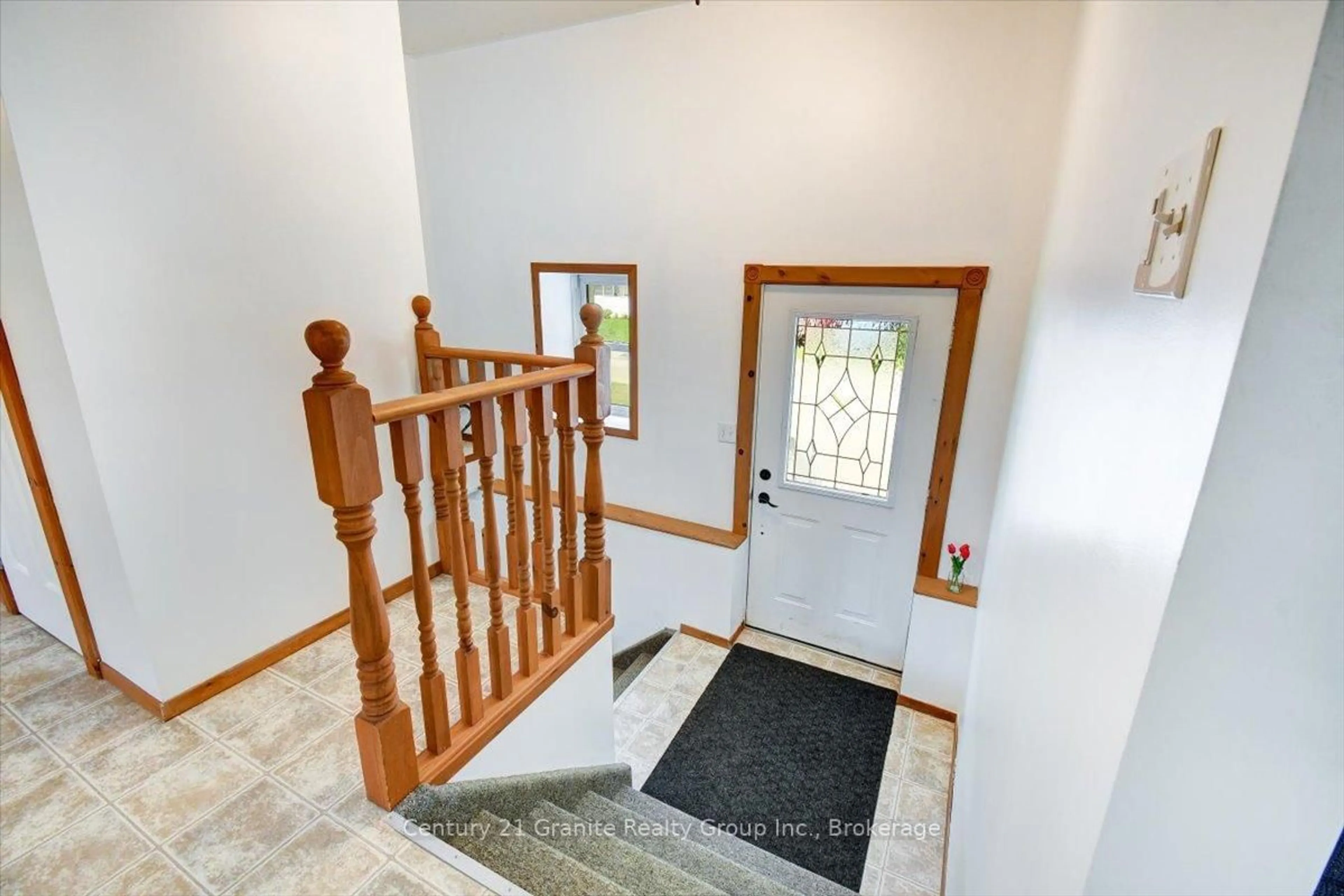 Indoor foyer for 66 Hastings St, Bancroft Ontario K0L 1C0