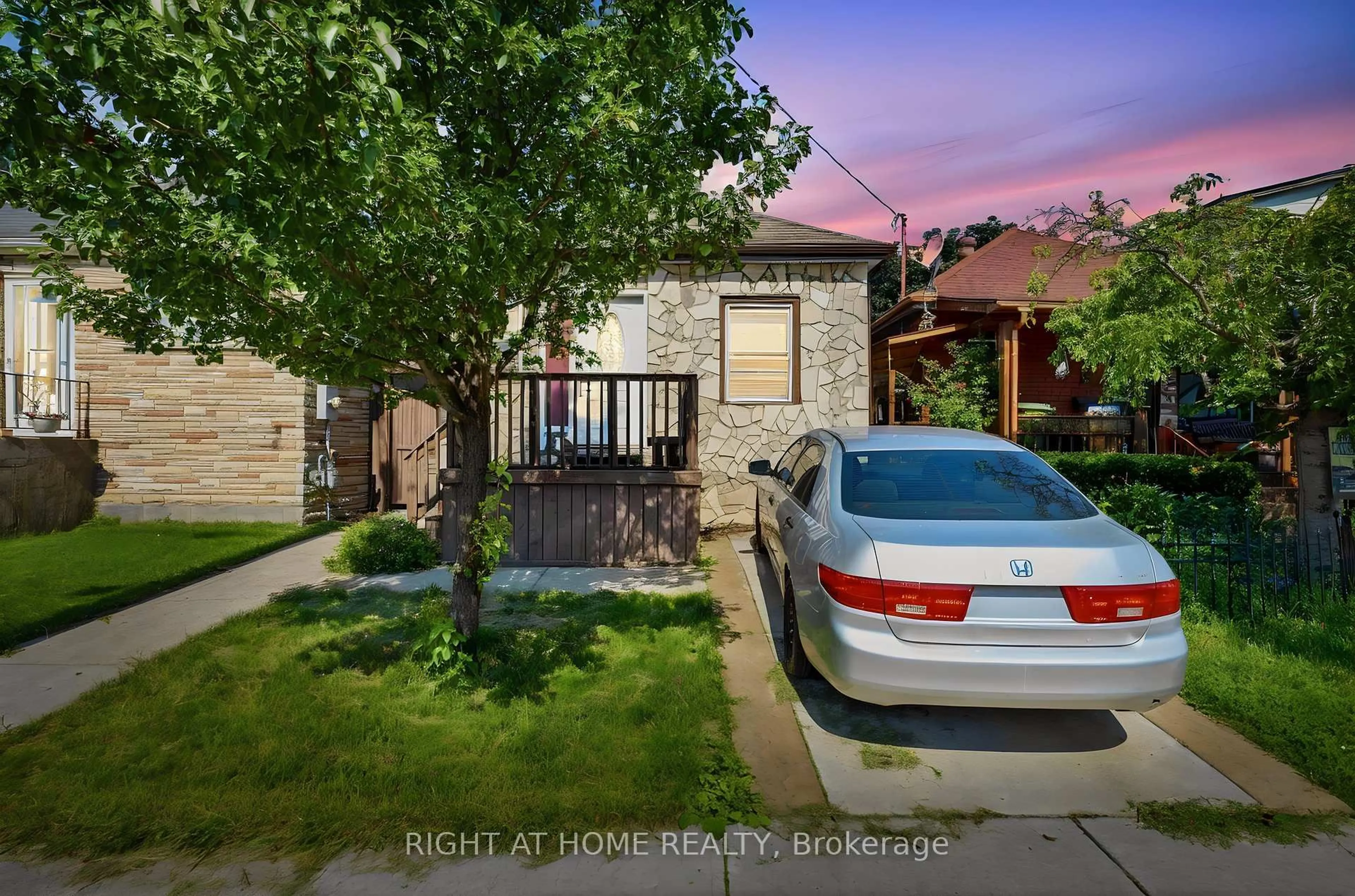 A pic from outside/outdoor area/front of a property/back of a property/a pic from drone, street for 123 Crosthwaite Ave, Hamilton Ontario L8H 4V4