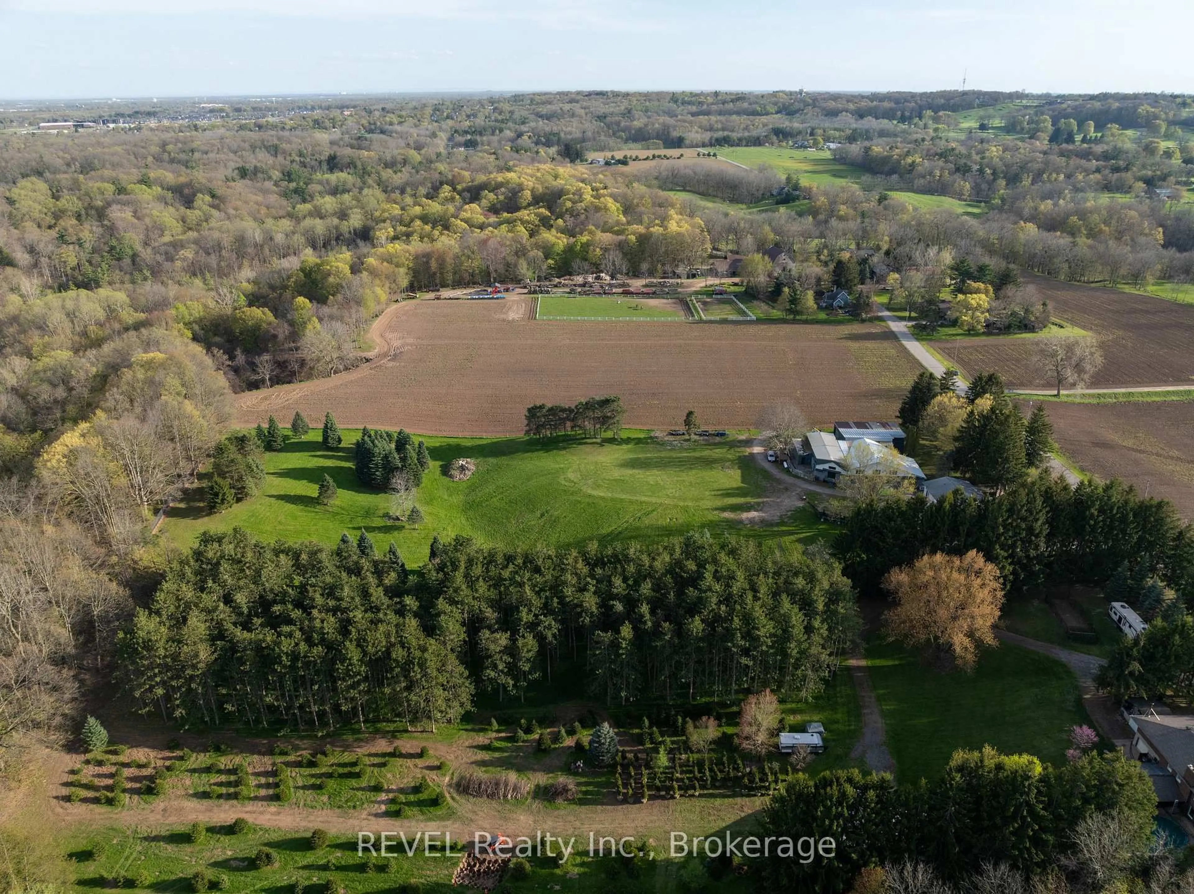 A pic from outside/outdoor area/front of a property/back of a property/a pic from drone, forest/trees view for 2010 Hansler St, Pelham Ontario L0S 1M0