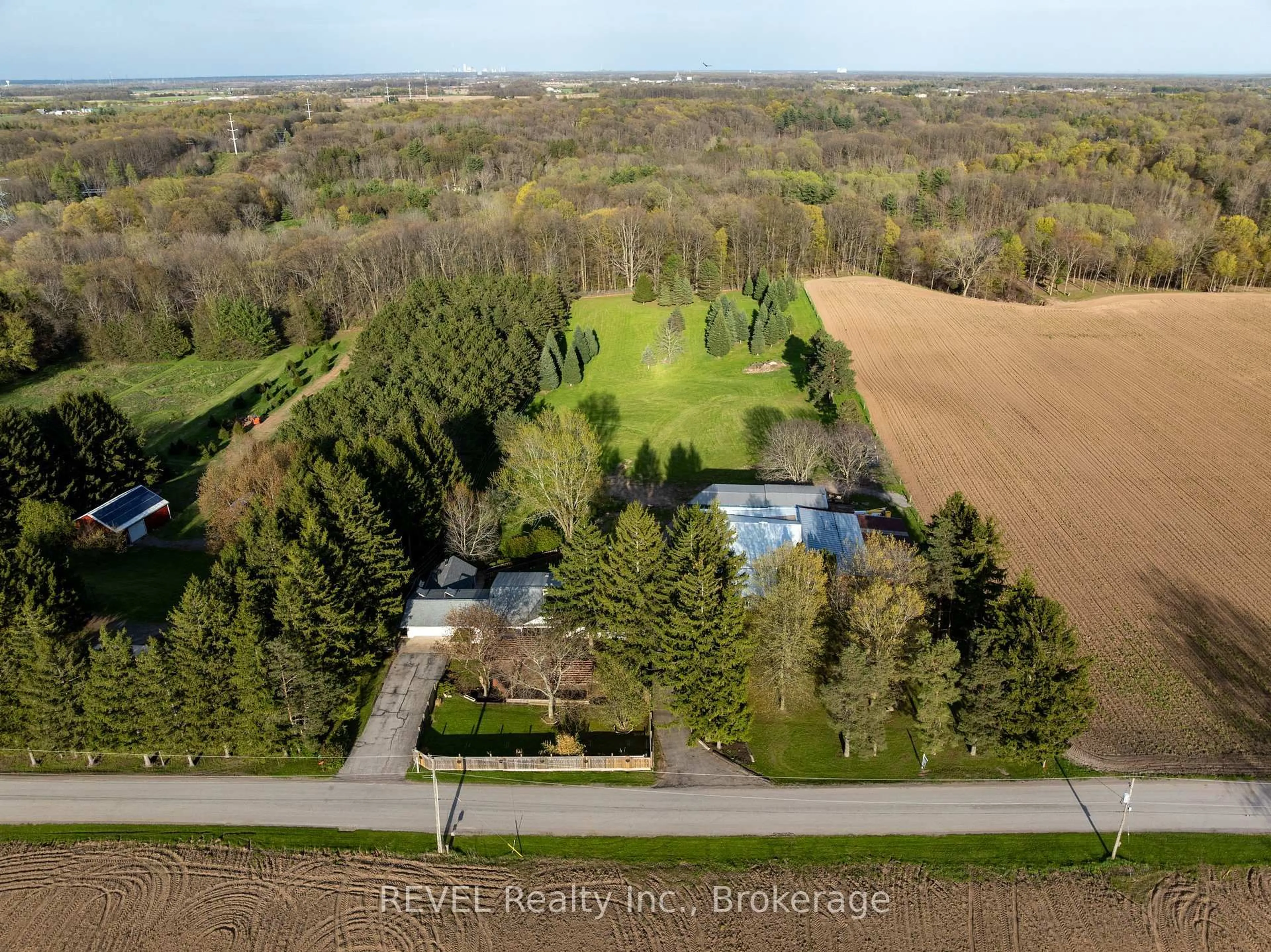 A pic from outside/outdoor area/front of a property/back of a property/a pic from drone, water/lake/river/ocean view for 2010 Hansler St, Pelham Ontario L0S 1M0