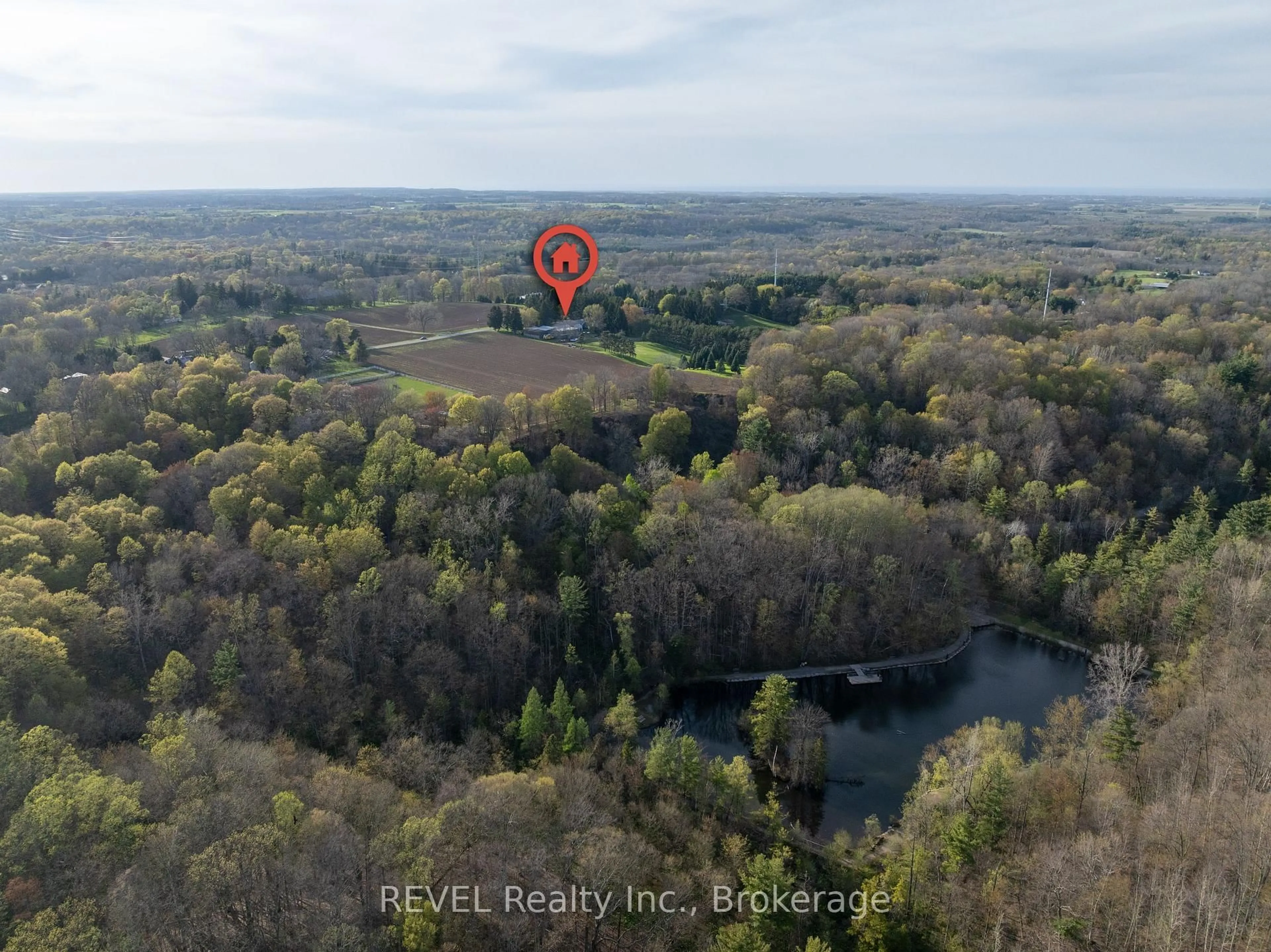 A pic from outside/outdoor area/front of a property/back of a property/a pic from drone, water/lake/river/ocean view for 2010 Hansler St, Pelham Ontario L0S 1M0
