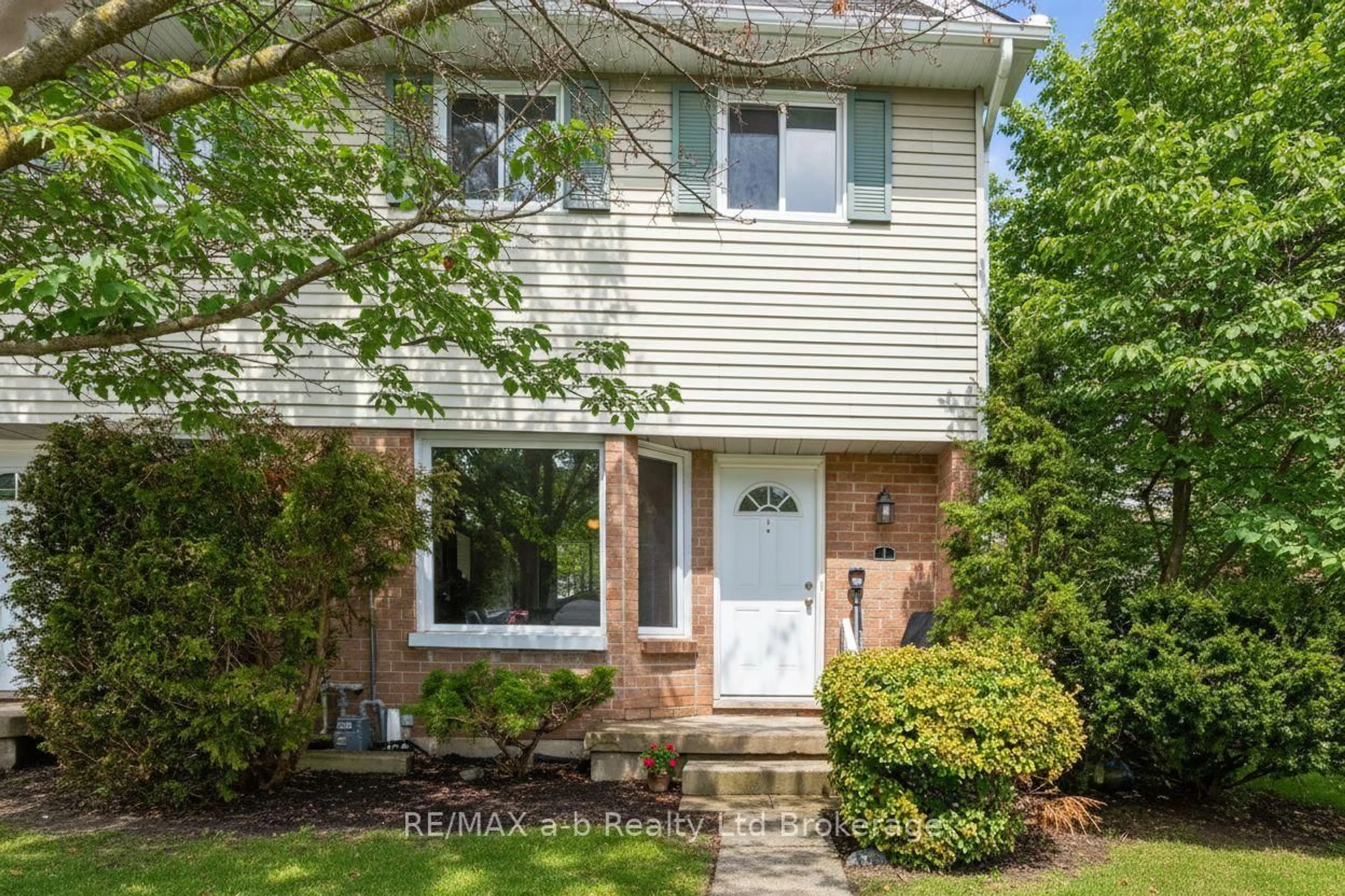 Home with vinyl exterior material, street for 10 Dufferin St #1, Norwich Ontario N0J 1P0