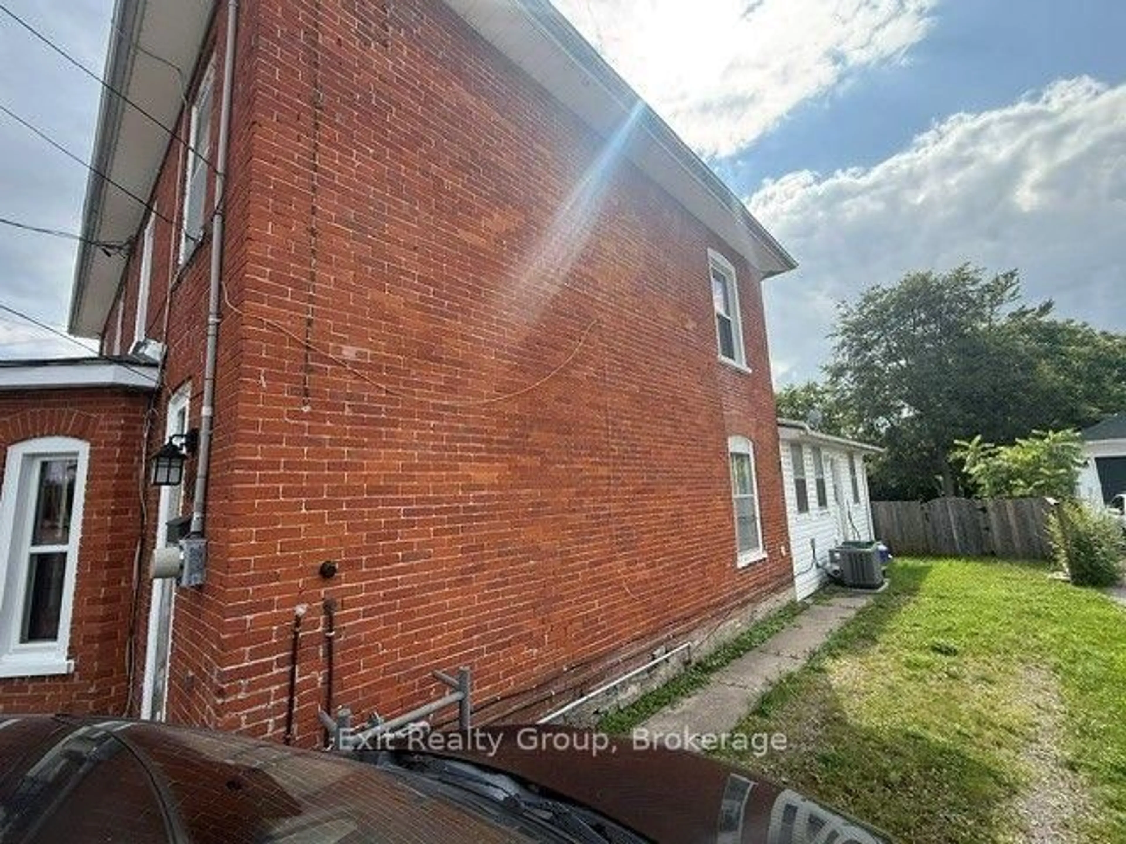 A pic from outside/outdoor area/front of a property/back of a property/a pic from drone, building for 36 Bettes St, Belleville Ontario K8N 3W6