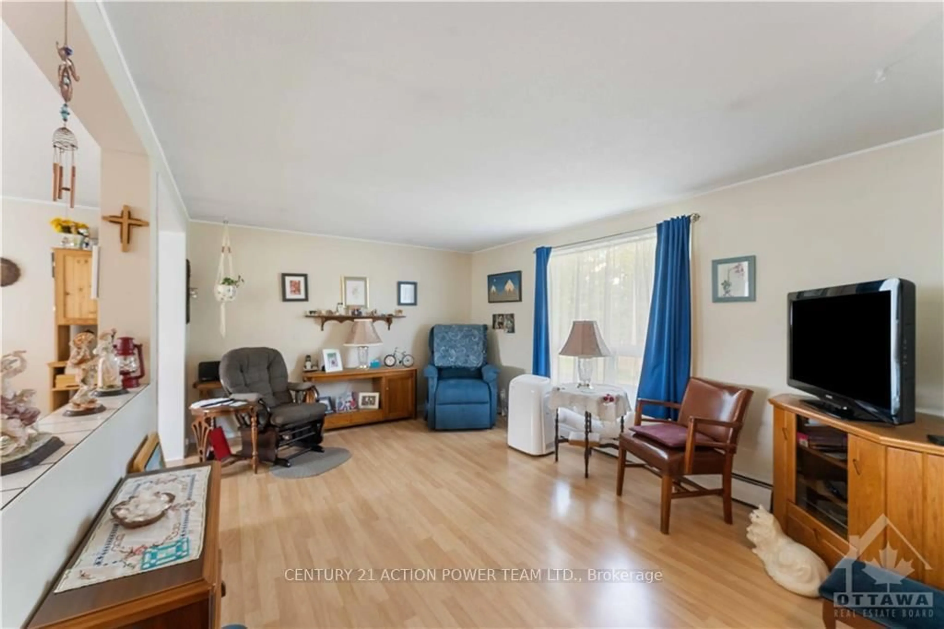 Living room with furniture, unknown for 1512 BLACKHEATH St, Ottawa Ontario K1E 1K7
