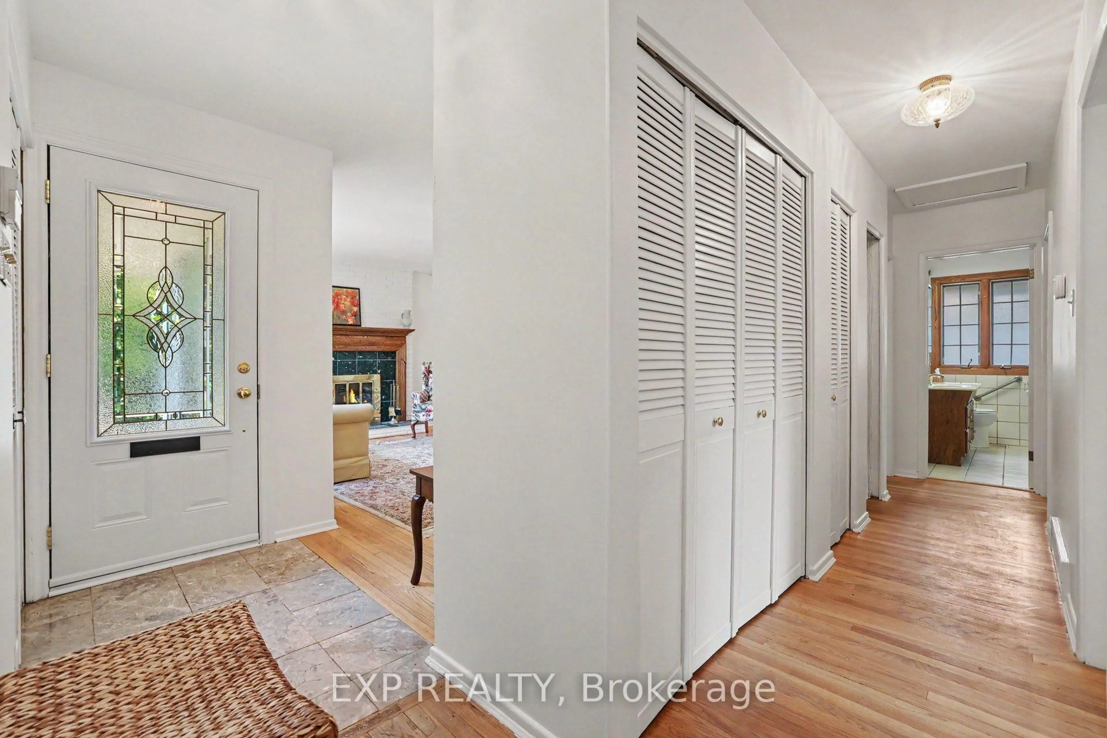 Indoor entryway for 16 Elmsley Cres, Ottawa Ontario K2H 6V2