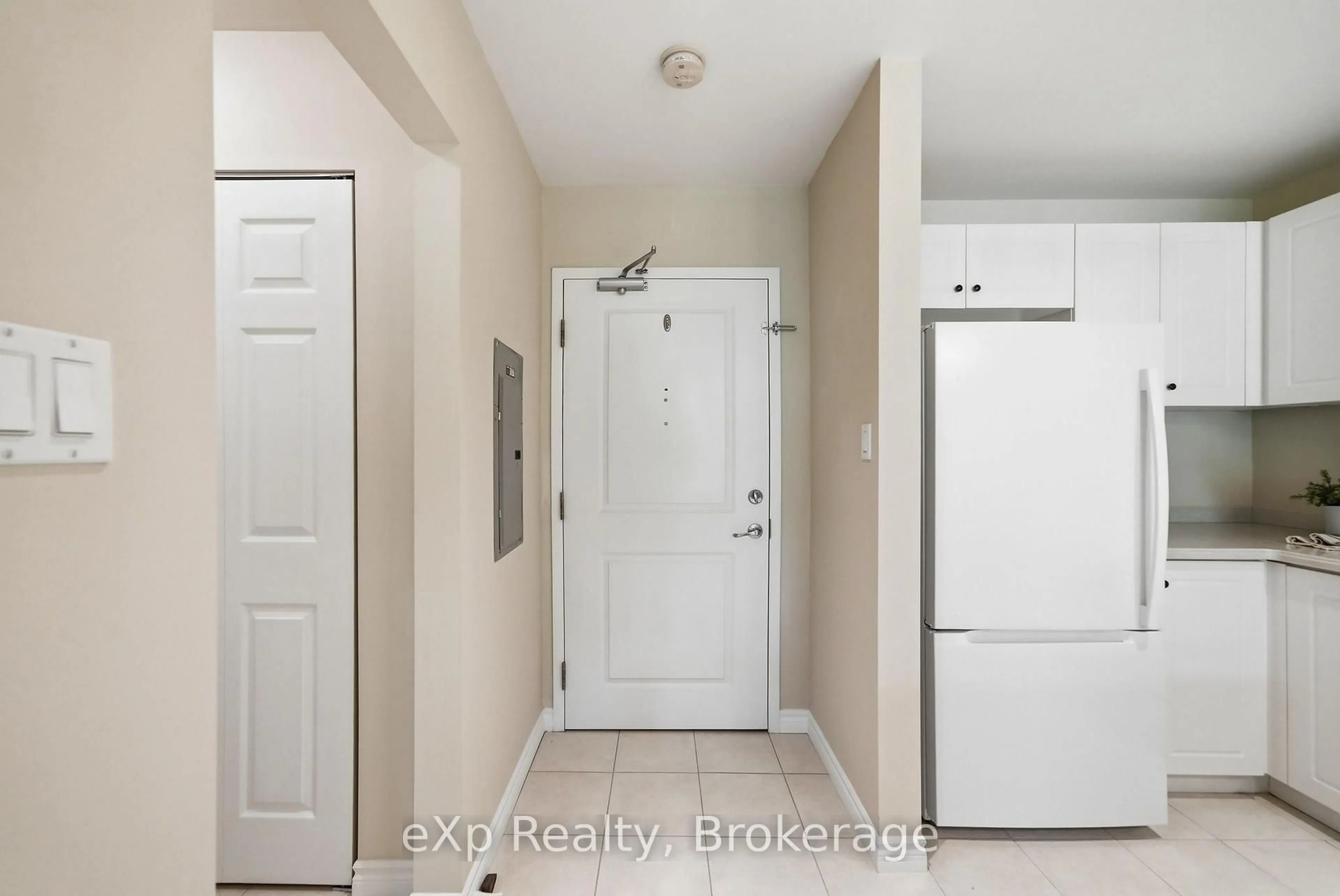 Indoor entryway for 145 Third St #212, Cobourg Ontario K9A 5X1