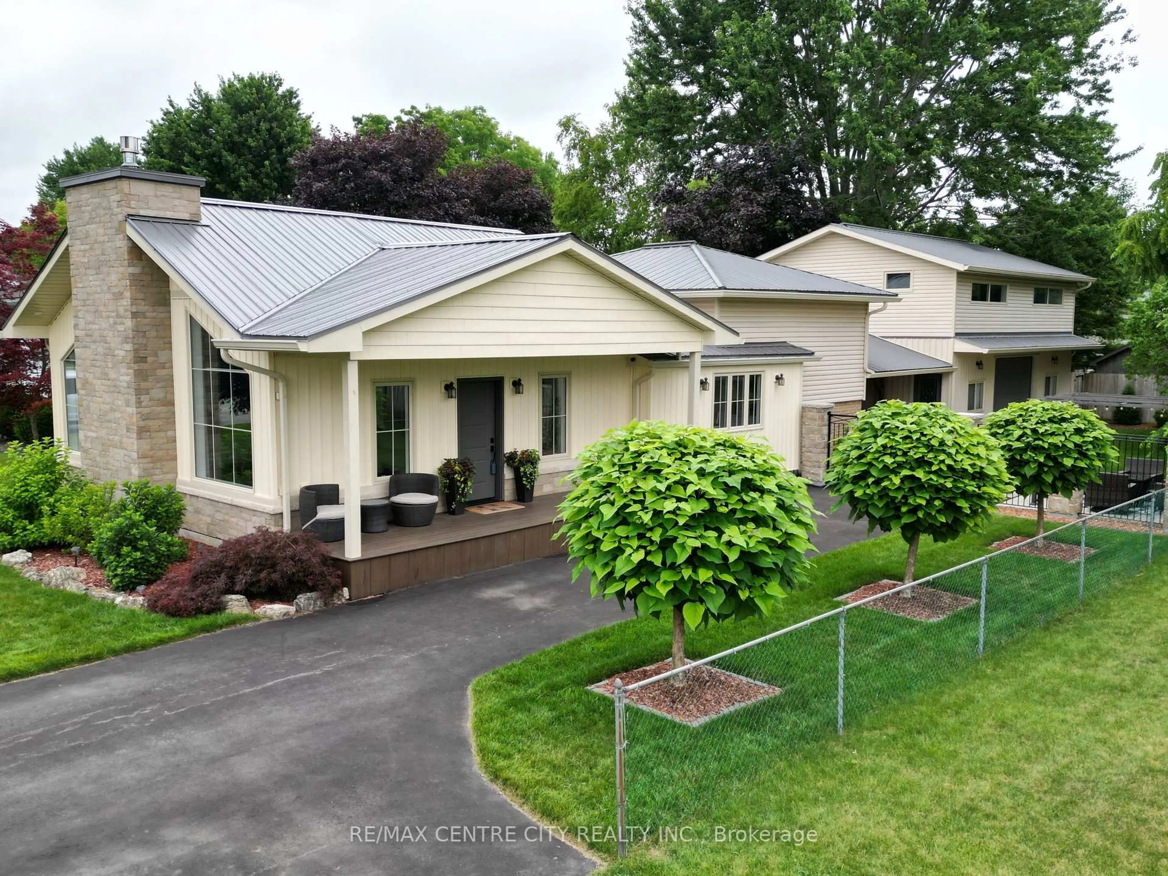 A pic from outside/outdoor area/front of a property/back of a property/a pic from drone, mountain view for 174 Ridge St, Dutton/Dunwich Ontario N0L 1J0