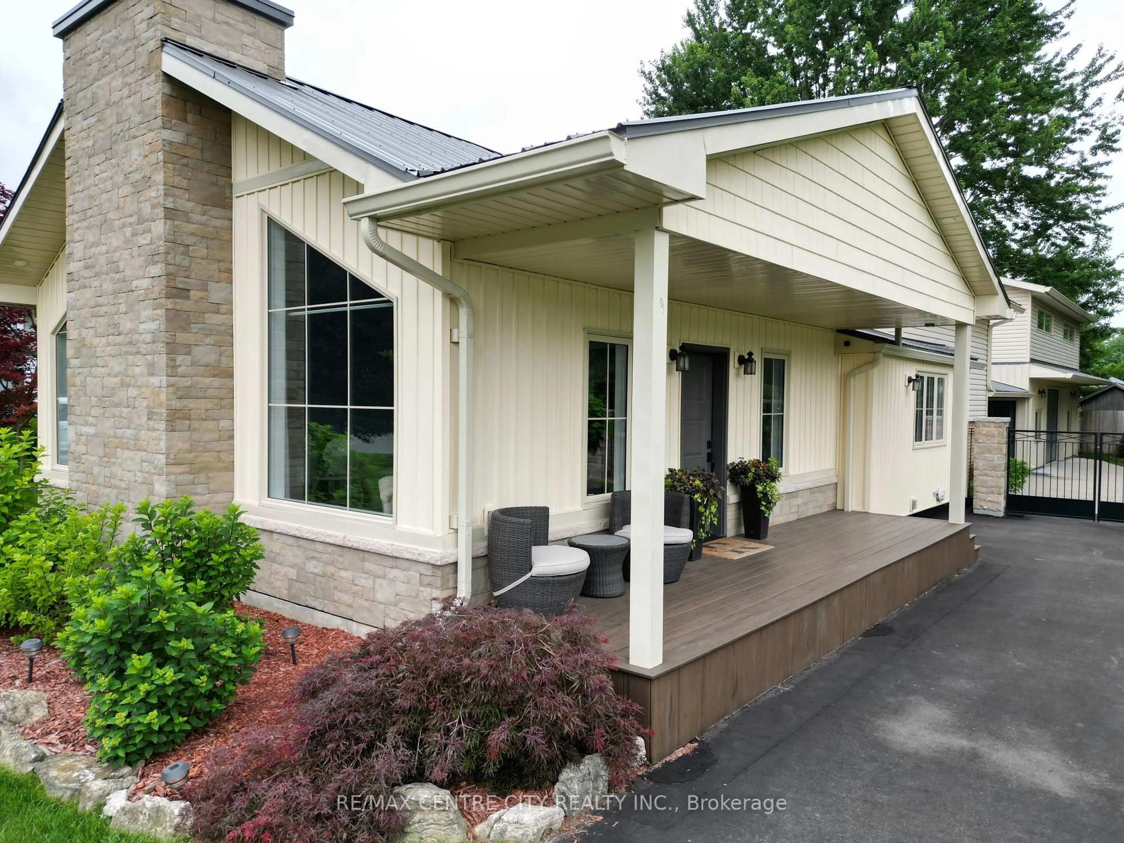 Home with vinyl exterior material, street for 174 Ridge St, Dutton/Dunwich Ontario N0L 1J0