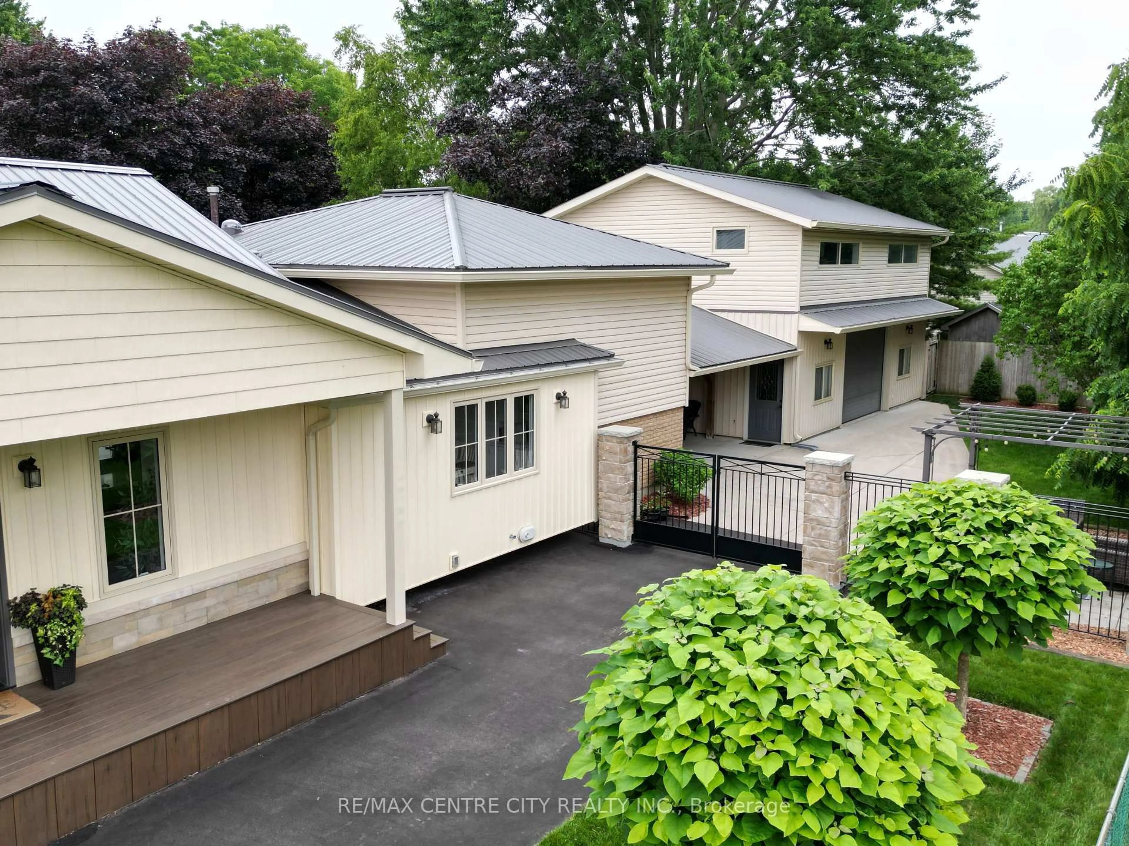 A pic from outside/outdoor area/front of a property/back of a property/a pic from drone, street for 174 Ridge St, Dutton/Dunwich Ontario N0L 1J0