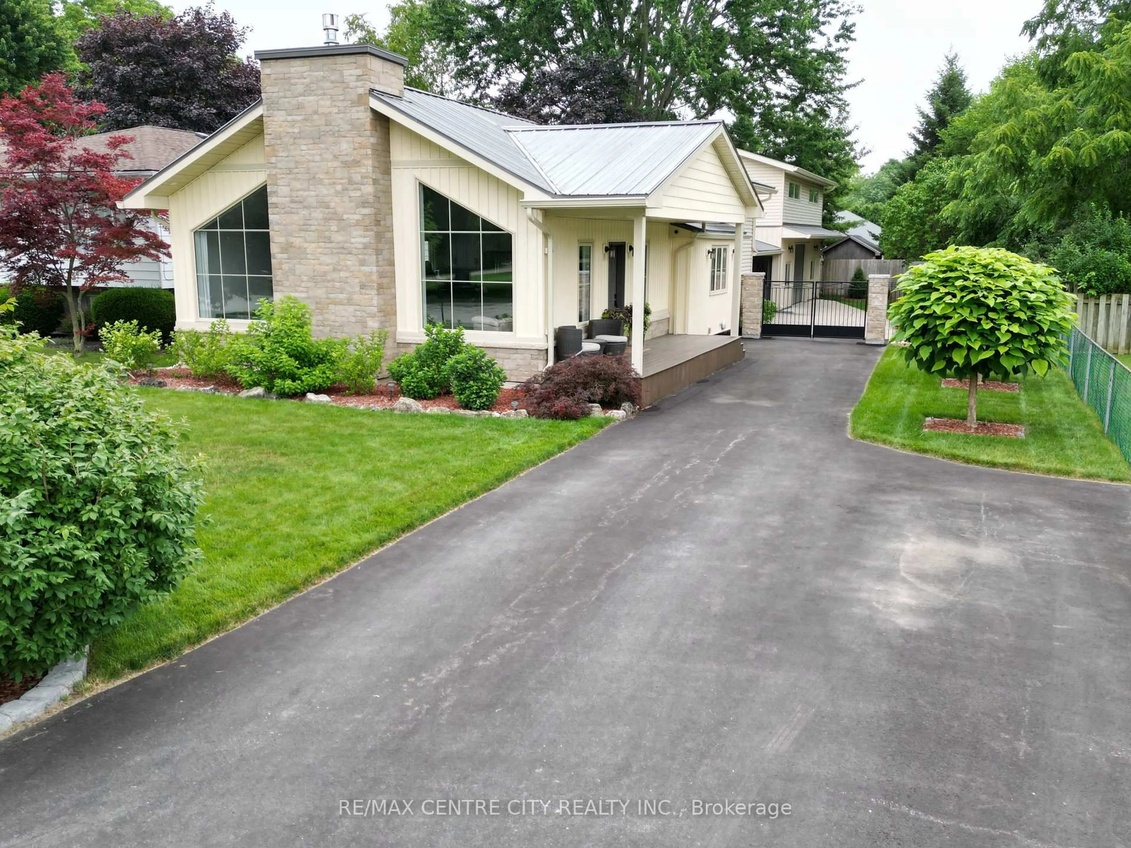A pic from outside/outdoor area/front of a property/back of a property/a pic from drone, street for 174 Ridge St, Dutton/Dunwich Ontario N0L 1J0