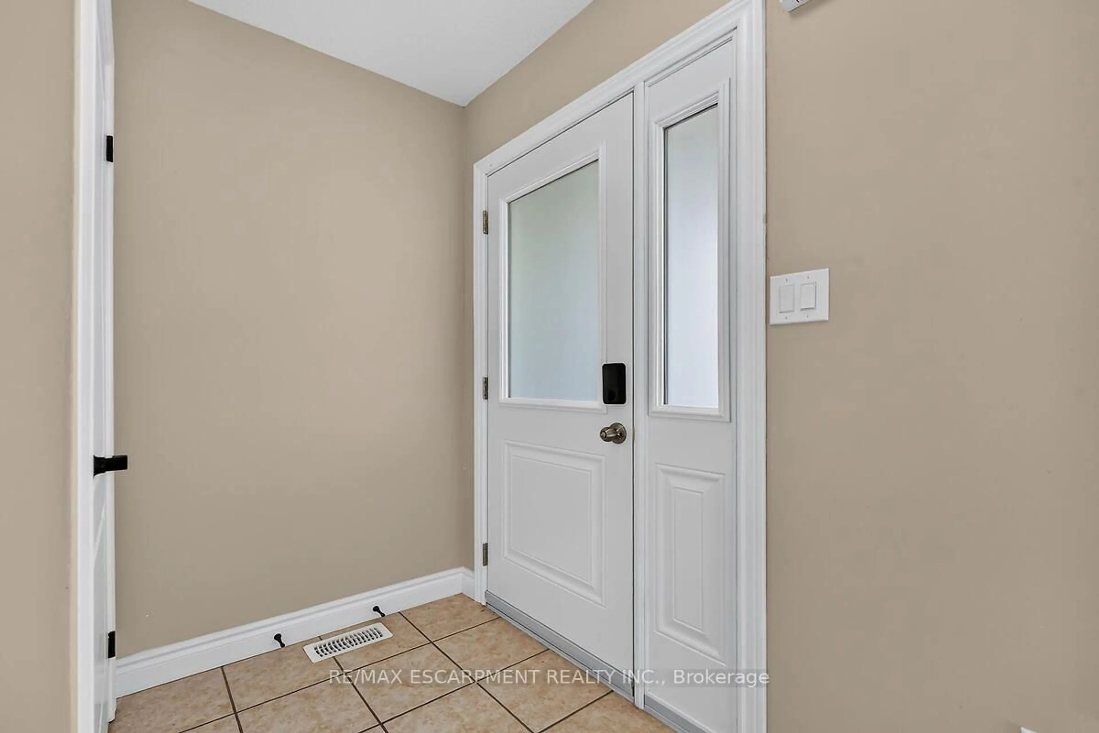 Indoor entryway for 83 Marion St, Hamilton Ontario L0R 1W0
