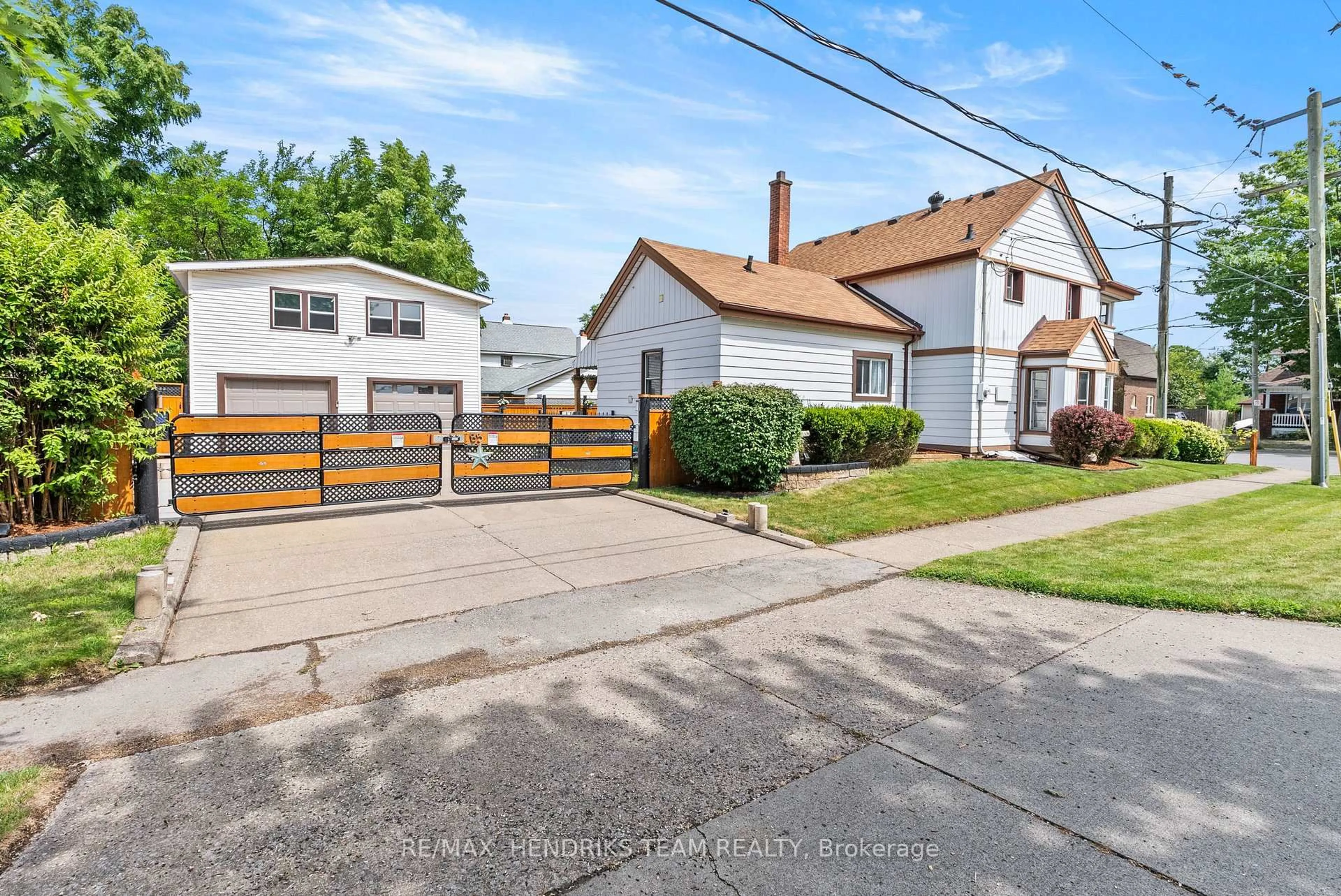 A pic from outside/outdoor area/front of a property/back of a property/a pic from drone, street for 85 Pine St, Thorold Ontario L2V 3L8