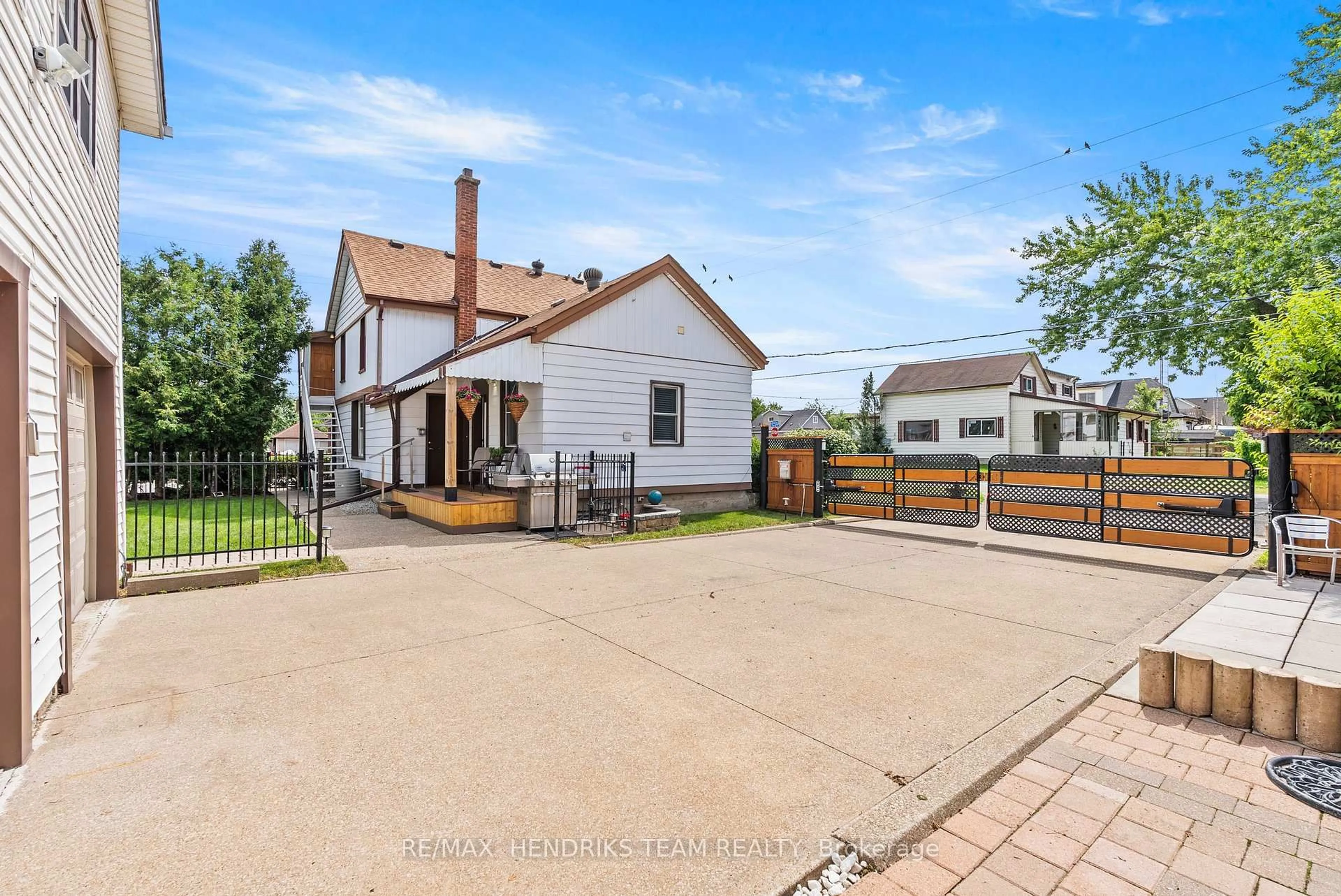 A pic from outside/outdoor area/front of a property/back of a property/a pic from drone, street for 85 Pine St, Thorold Ontario L2V 3L8