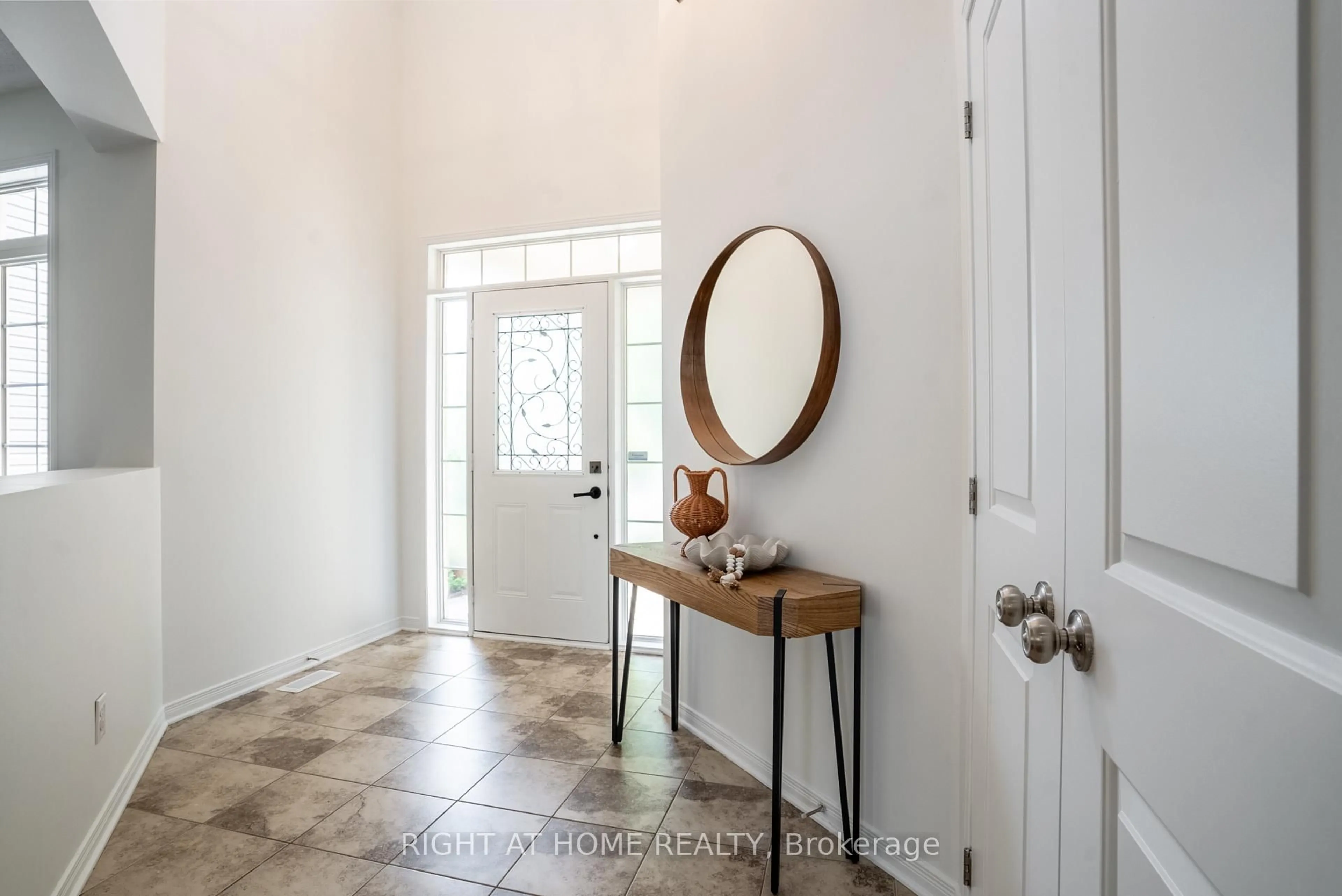 Indoor entryway for 106 Sunita Cres, Ottawa Ontario K2J 5S5
