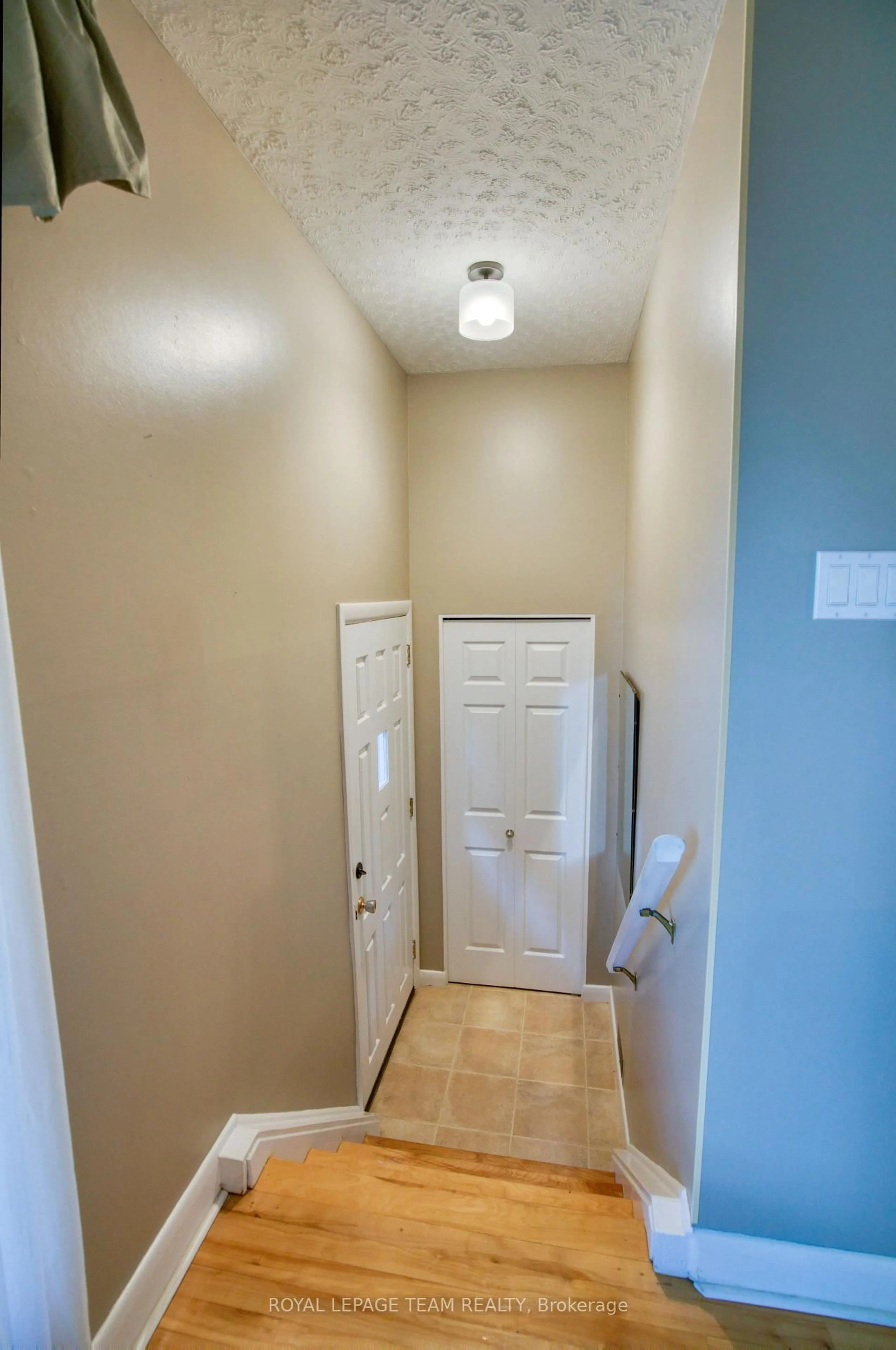 Indoor entryway for 1072 Aldea Ave, Ottawa Ontario K1H 8B9