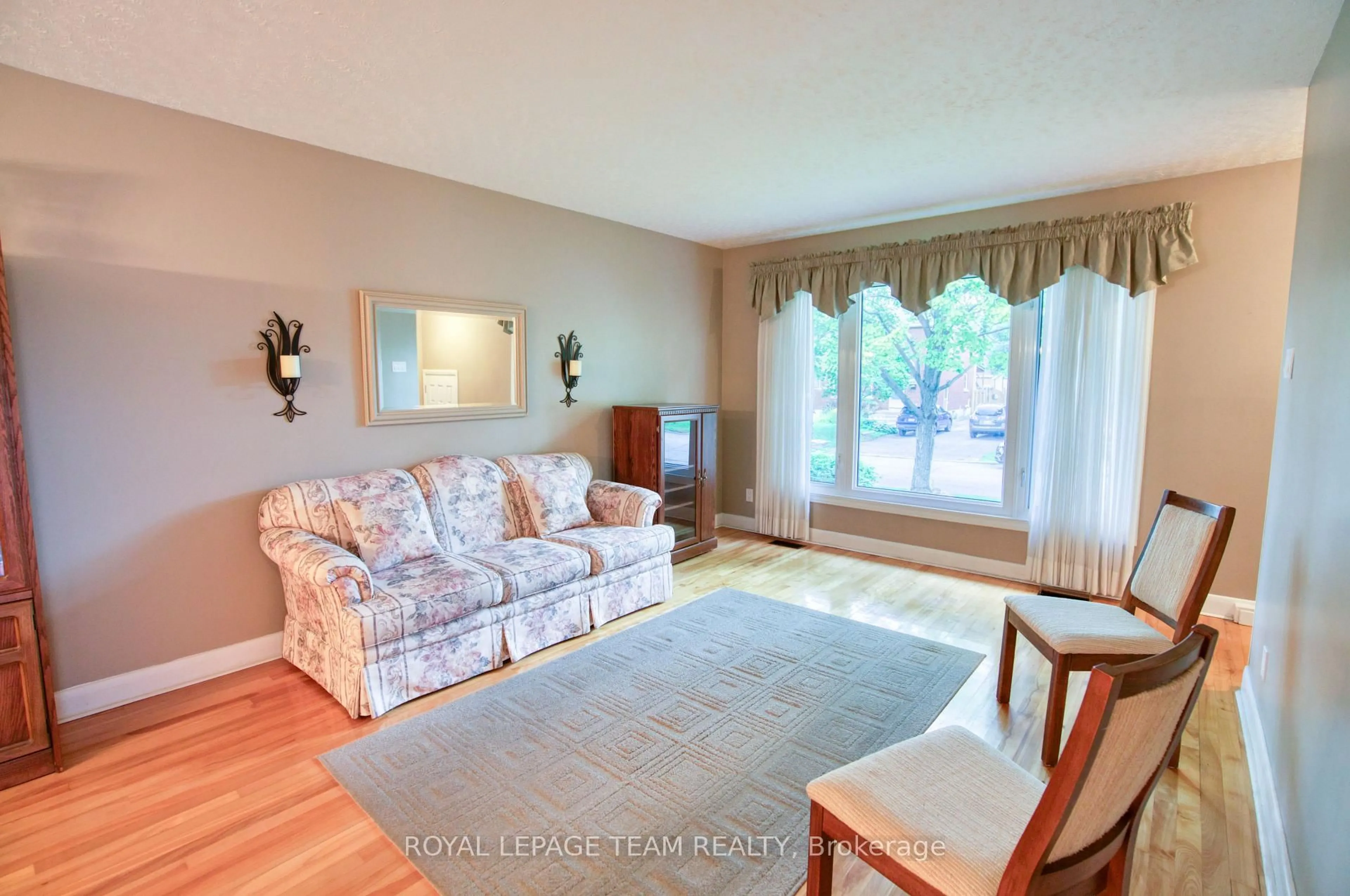 Living room with furniture, unknown for 1072 Aldea Ave, Ottawa Ontario K1H 8B9