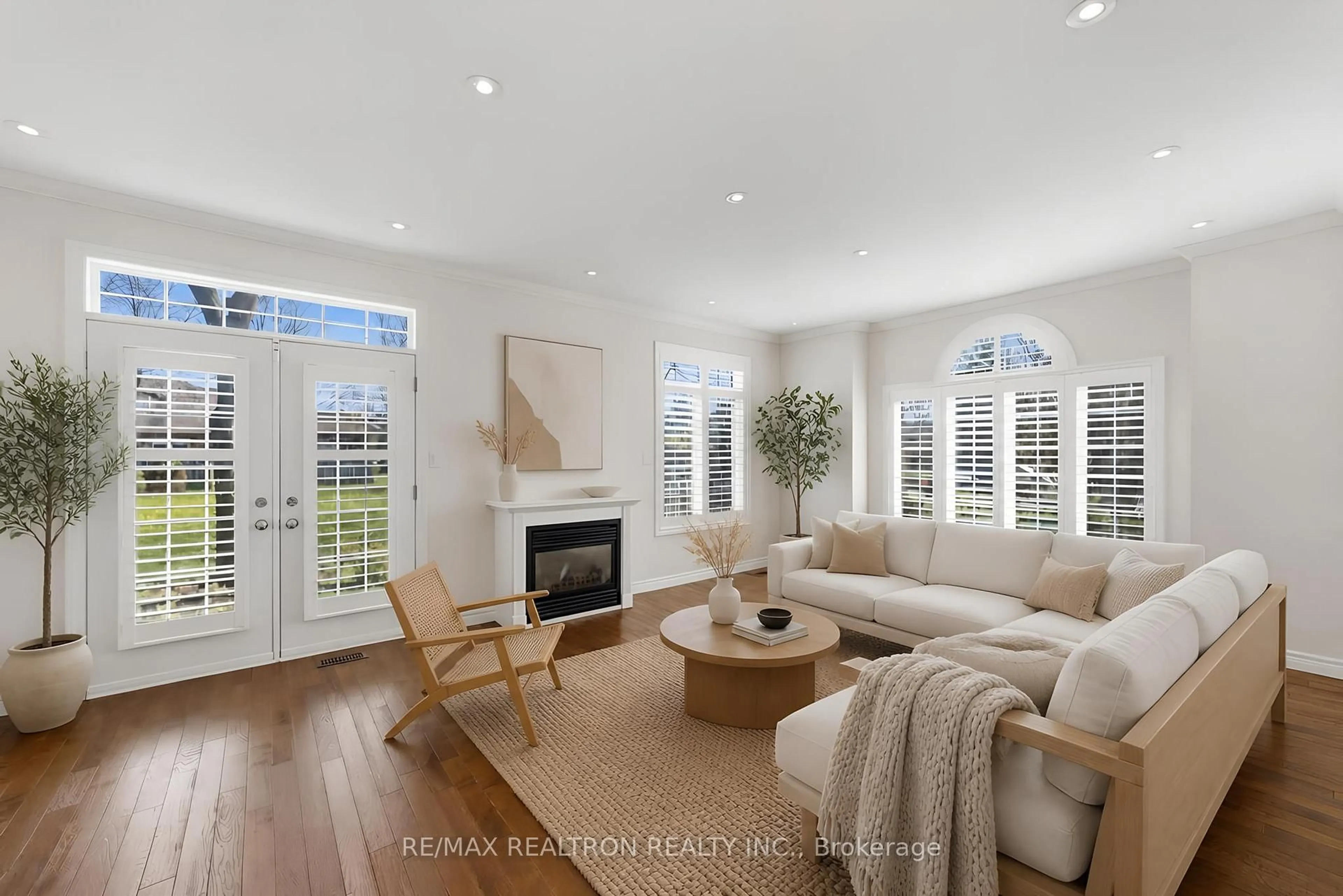 Living room with furniture, unknown for 876 GOLF LINKS Rd #1, Hamilton Ontario L9K 1M7