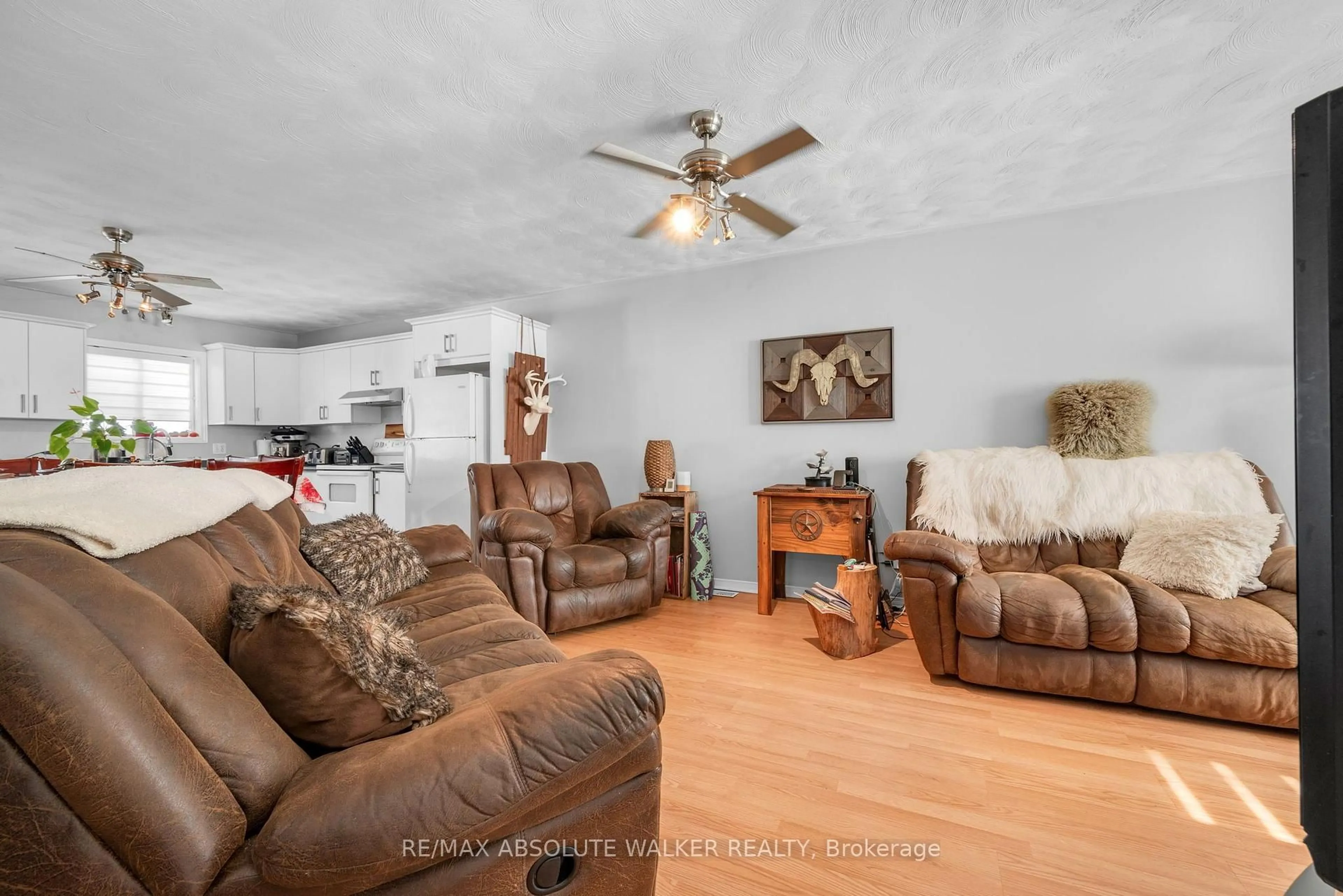 Living room with furniture, unknown for 535B Devista Blvd, Alfred and Plantagenet Ontario K0B 1A0