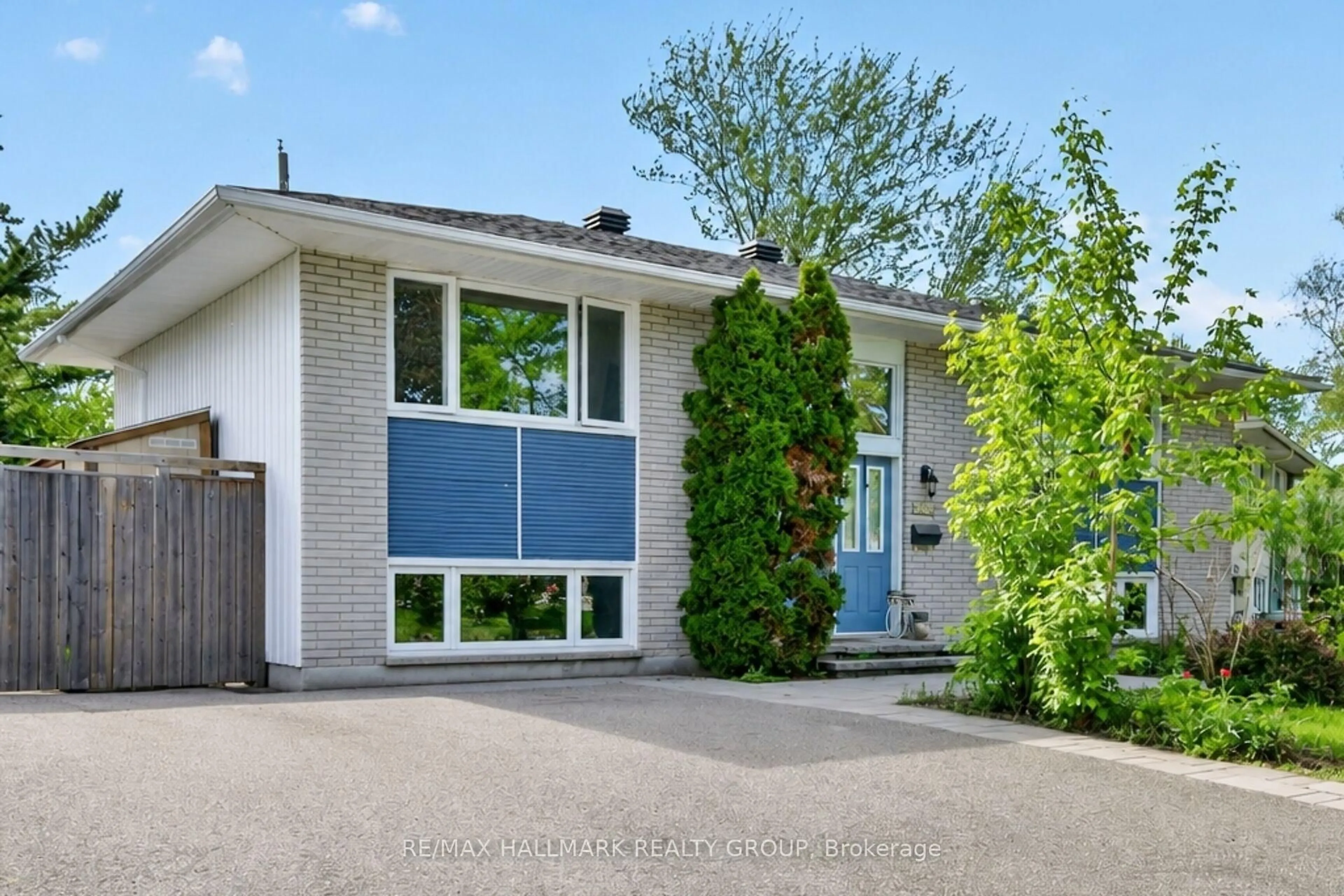 Home with vinyl exterior material, street for 2966 Linton Rd, Ottawa Ontario K1V 8H2