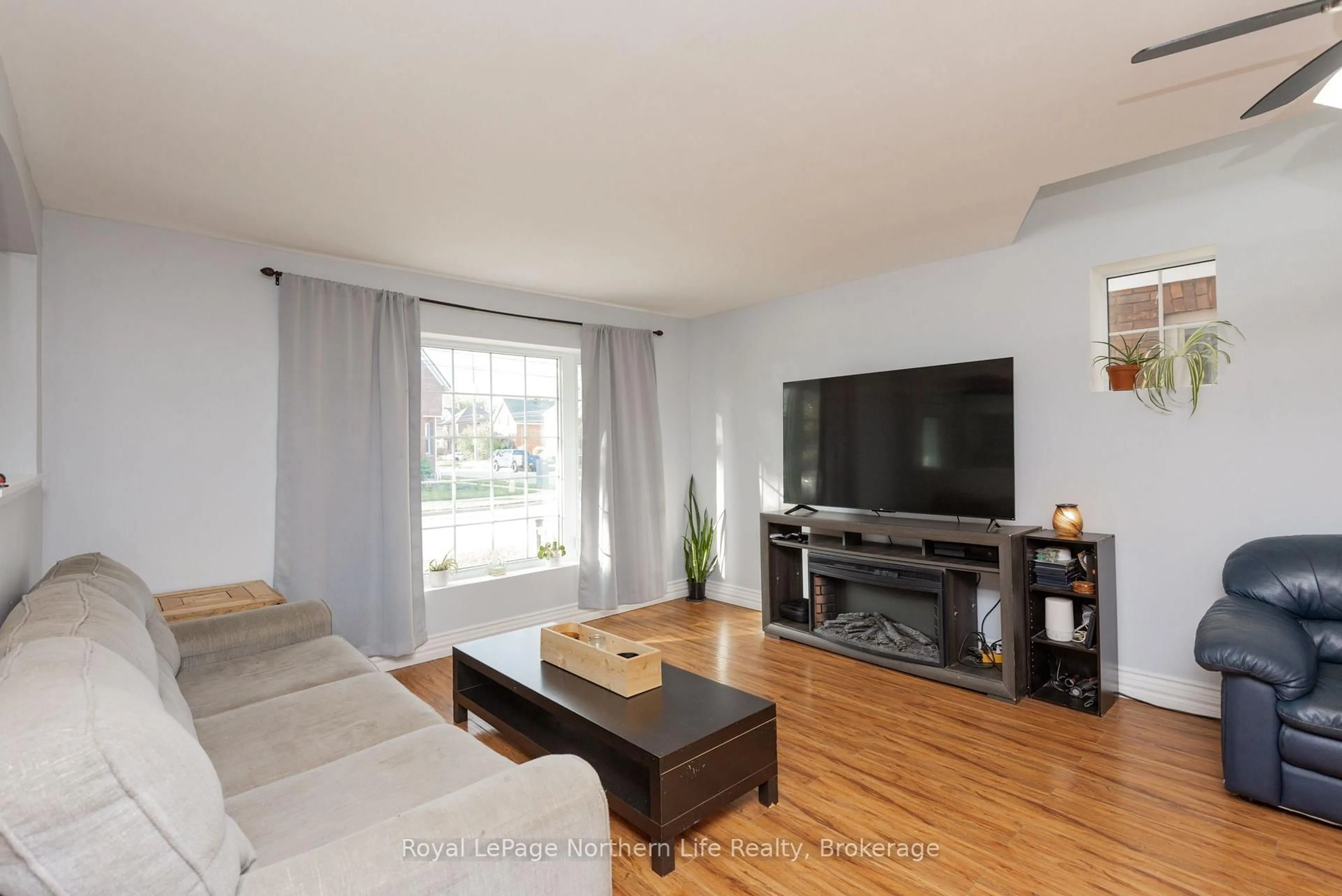 Living room with furniture, wood/laminate floor for 583 Wyld St, North Bay Ontario P1B 1Z8