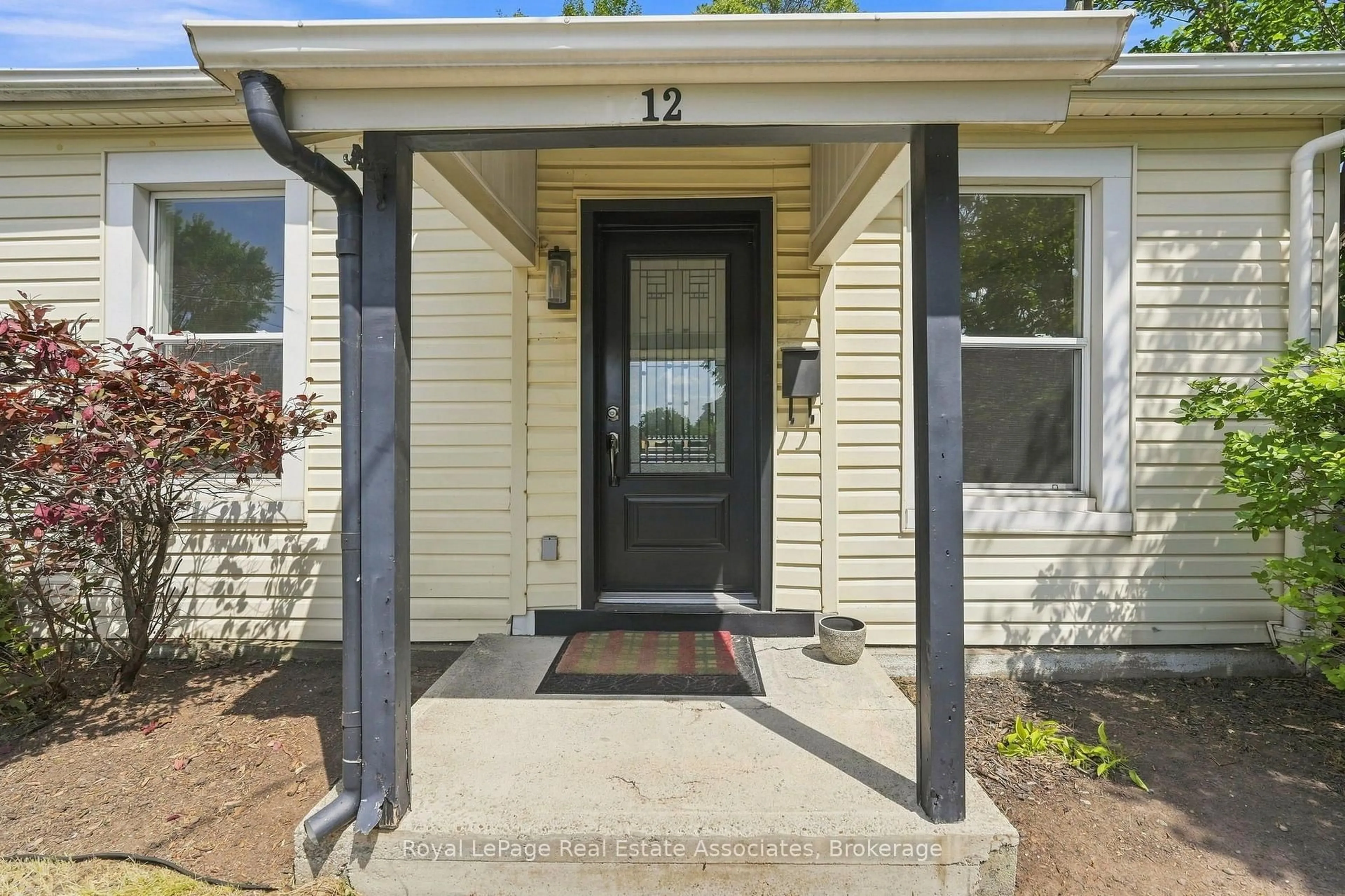 Indoor entryway for 12 Nelson St, Hamilton Ontario L8P 1G3