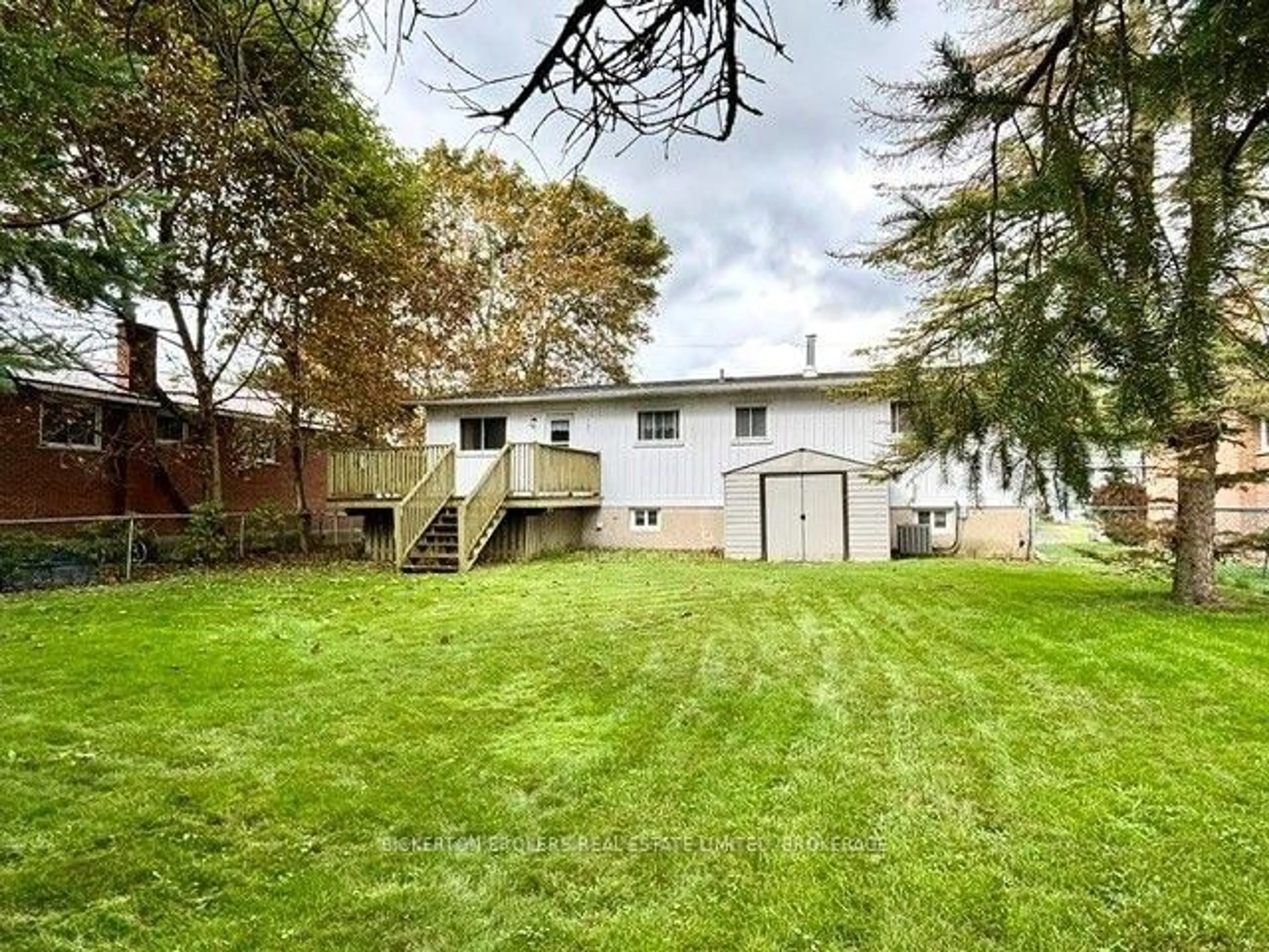 A pic from outside/outdoor area/front of a property/back of a property/a pic from drone, unknown for 355 Oak St, Gananoque Ontario K7G 2R7