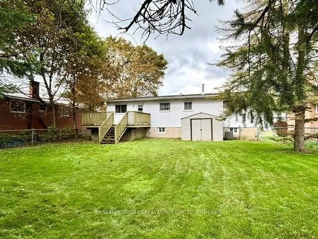 355 Oak St, Gananoque 2