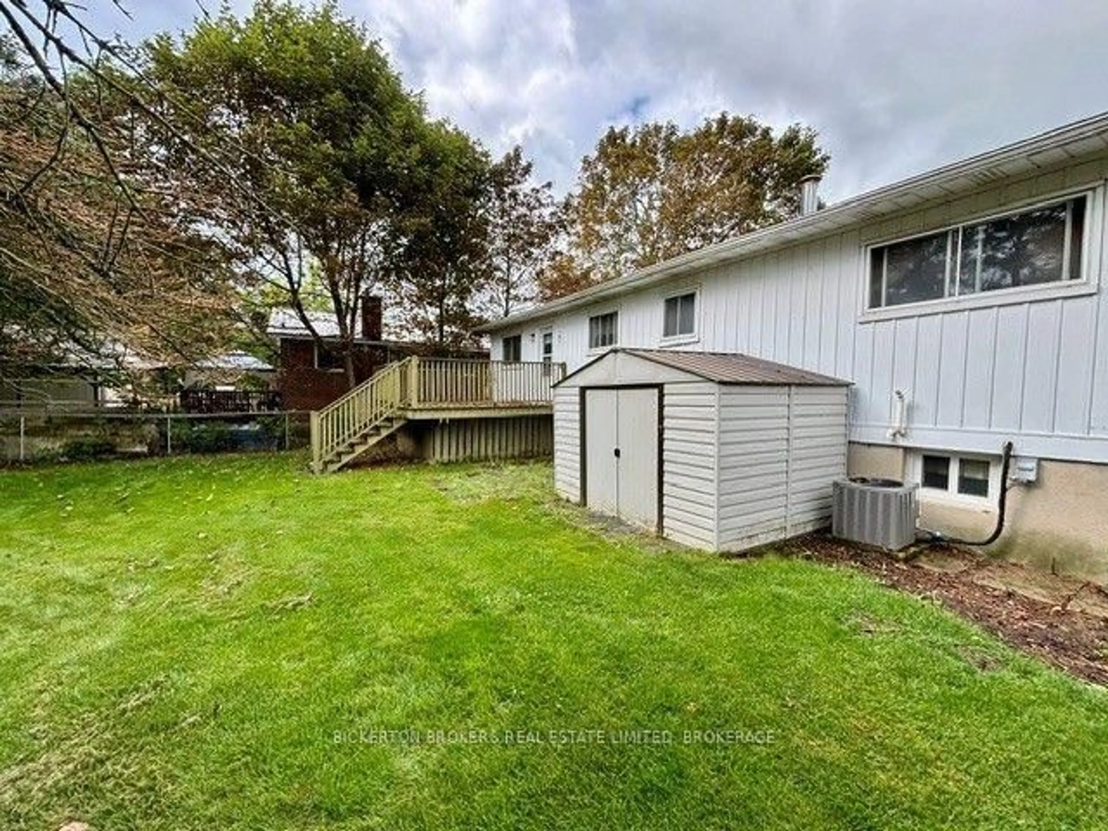 A pic from outside/outdoor area/front of a property/back of a property/a pic from drone, water/lake/river/ocean view for 355 Oak St, Gananoque Ontario K7G 2R7