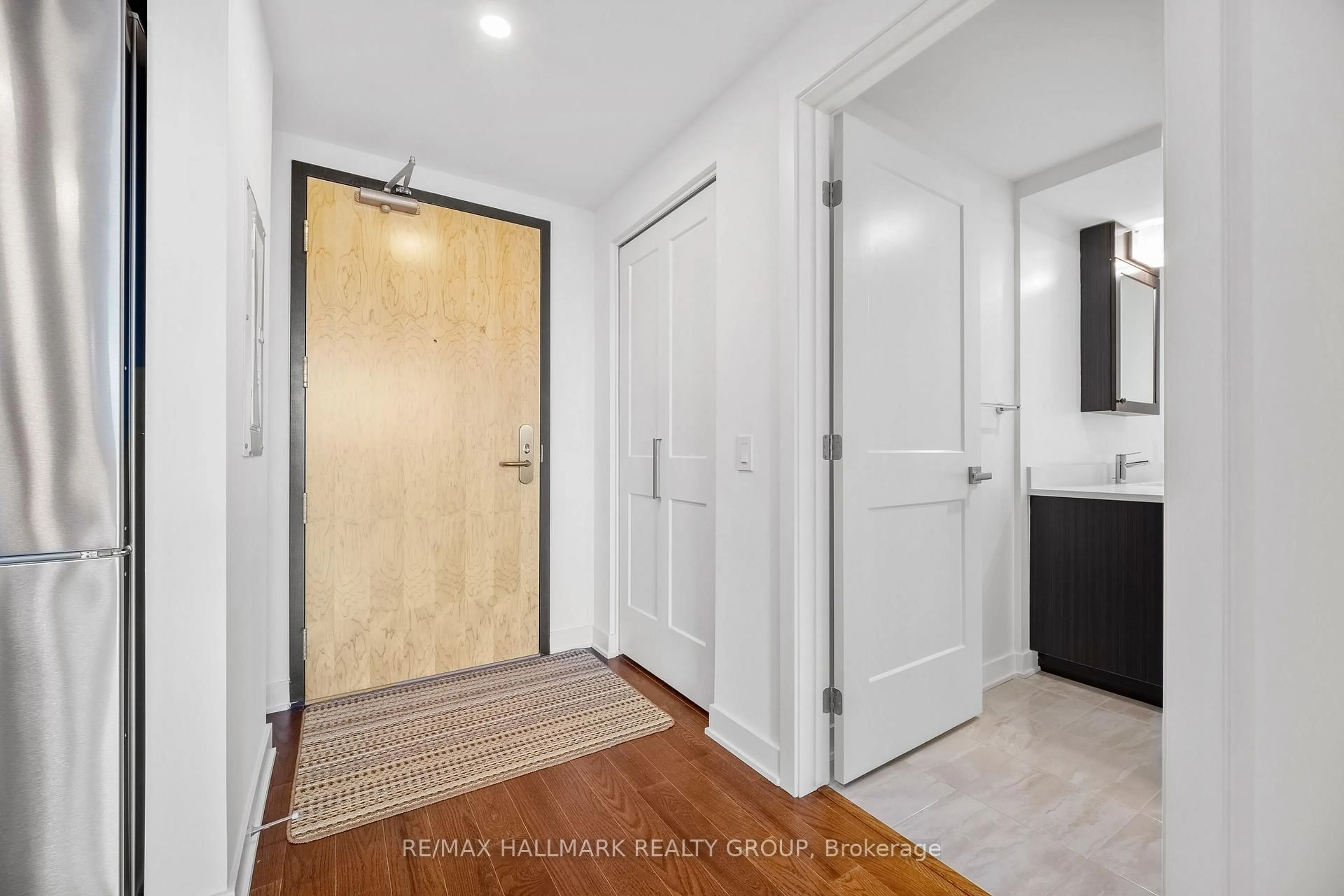 Indoor entryway for 340 QUEEN St #1403, Ottawa Ontario K1R 0G1