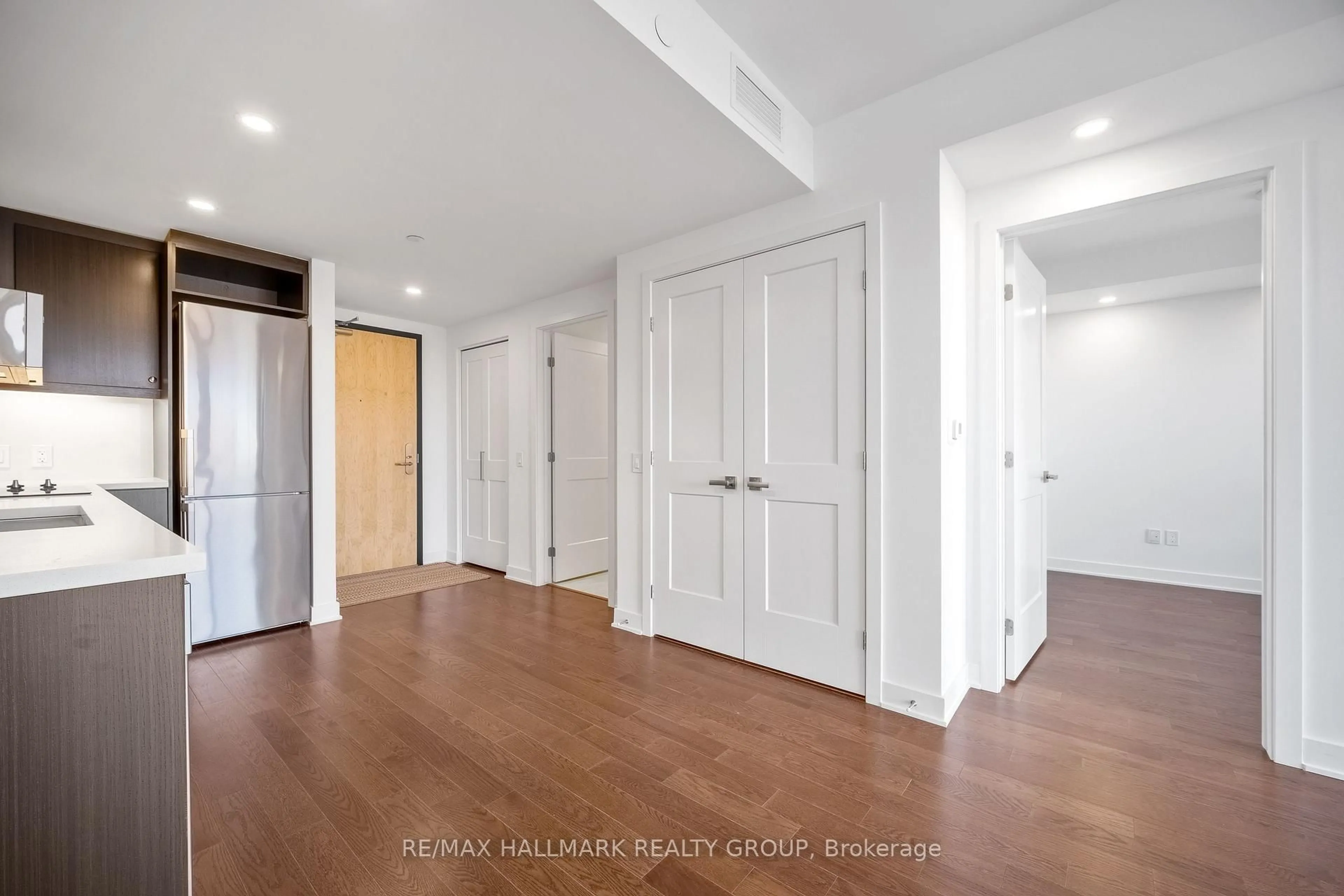 Indoor foyer for 340 QUEEN St #1403, Ottawa Ontario K1R 0G1
