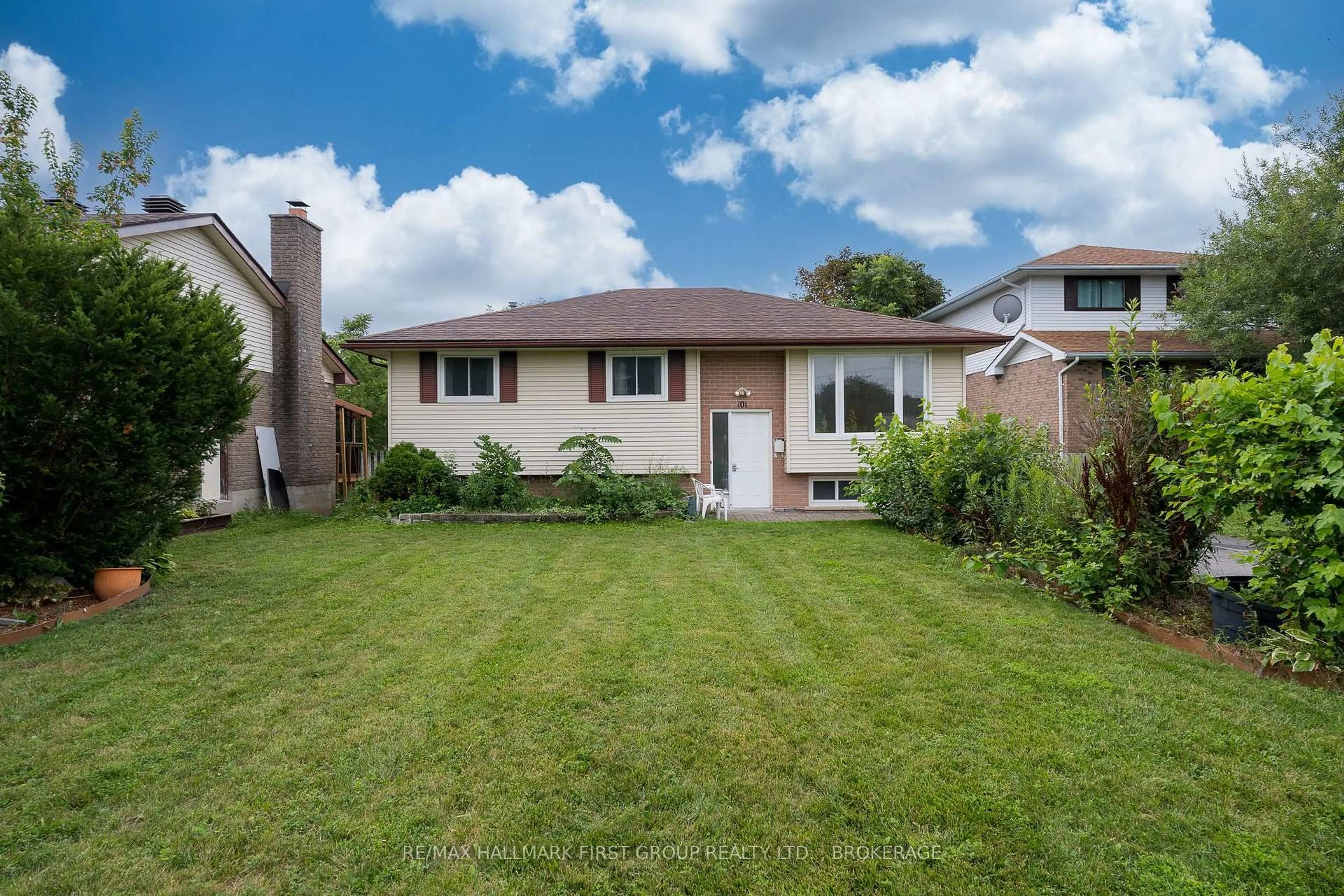 Home with vinyl exterior material, street for 101 Cascade Blvd, Belleville Ontario K8P 4X5