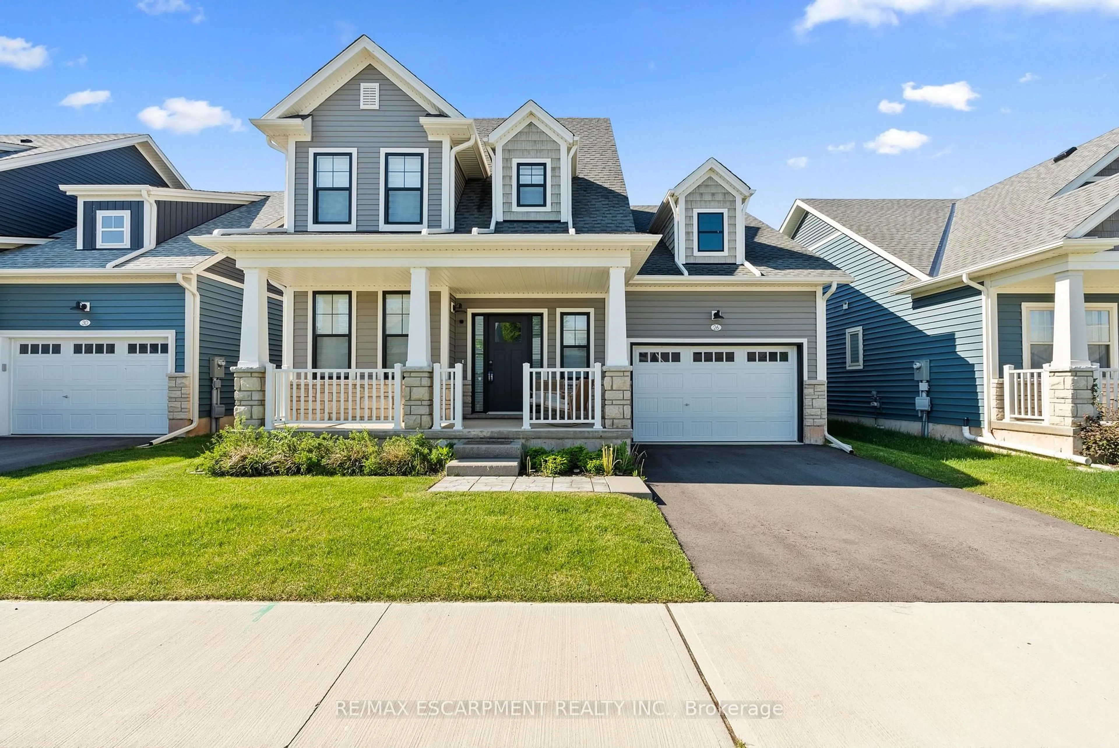Home with vinyl exterior material, street for 26 BEACHWALK Cres, Fort Erie Ontario L0S 1N0