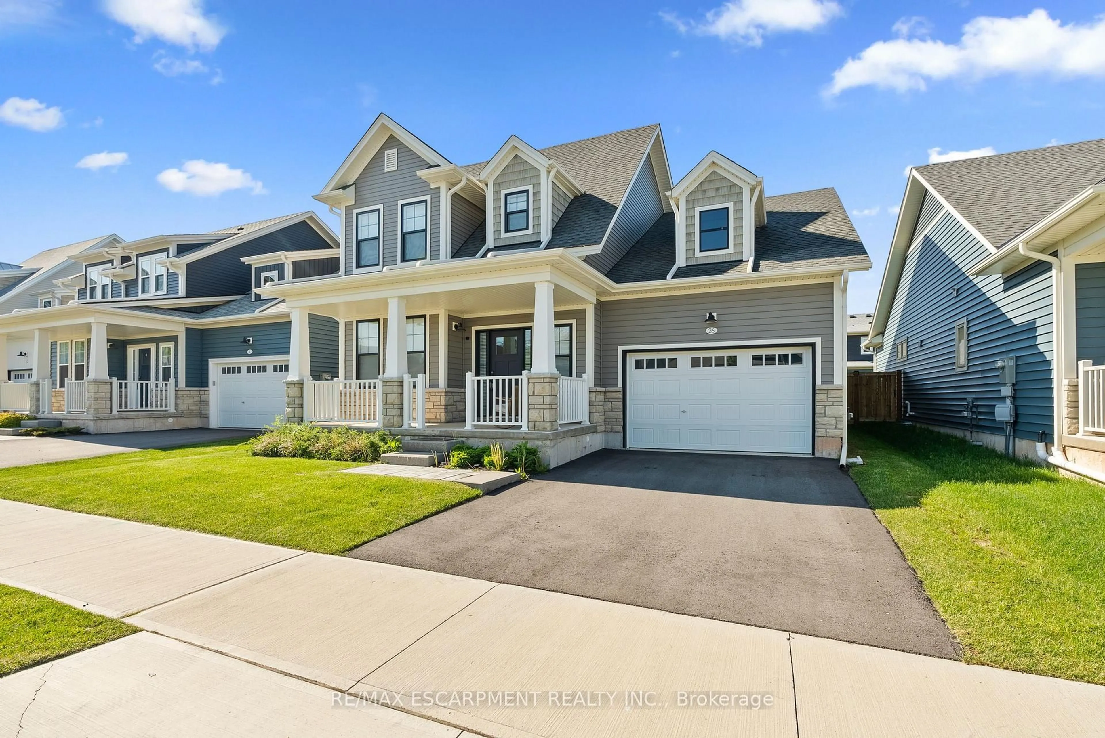 Home with vinyl exterior material, street for 26 BEACHWALK Cres, Fort Erie Ontario L0S 1N0