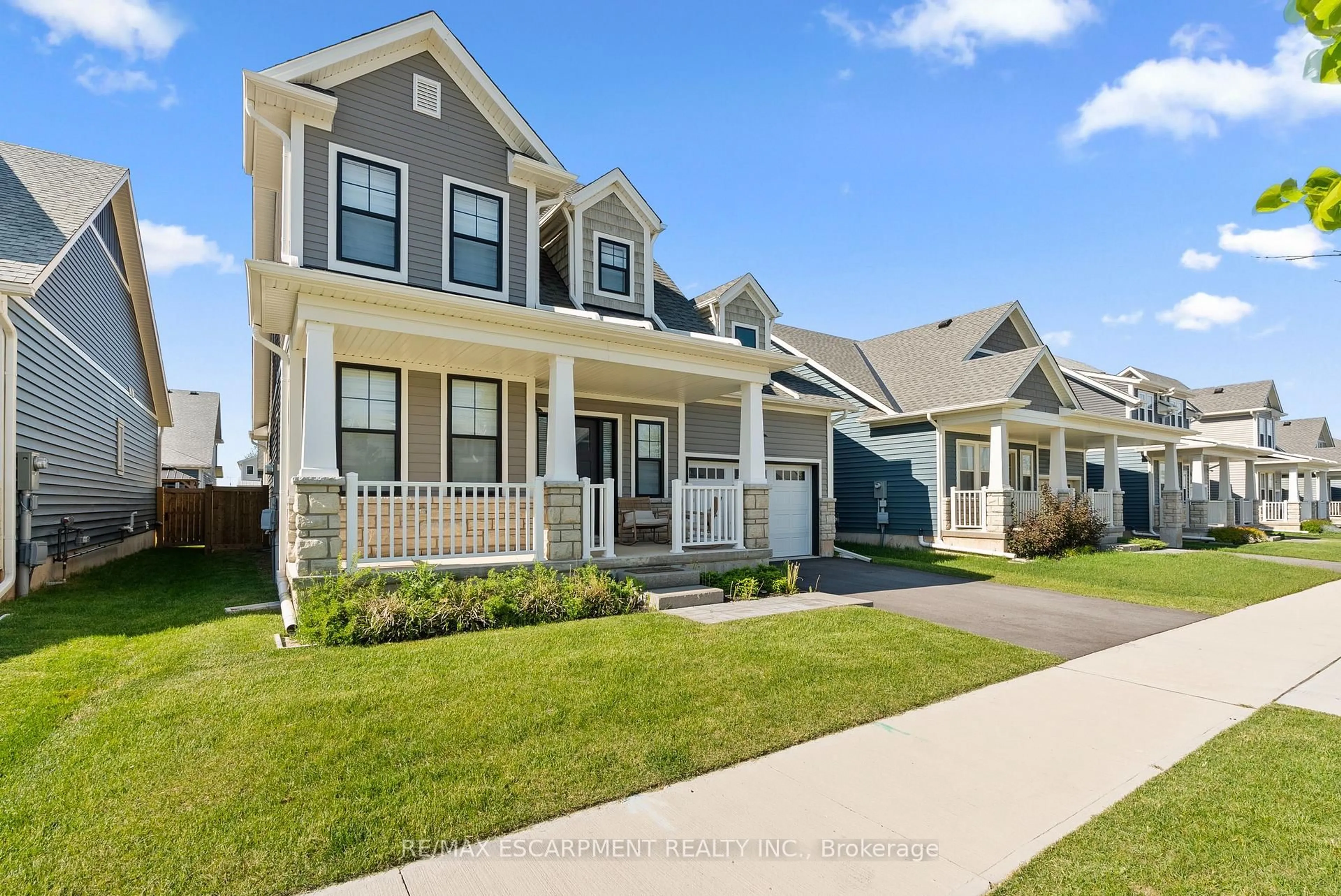 Home with vinyl exterior material, street for 26 BEACHWALK Cres, Fort Erie Ontario L0S 1N0