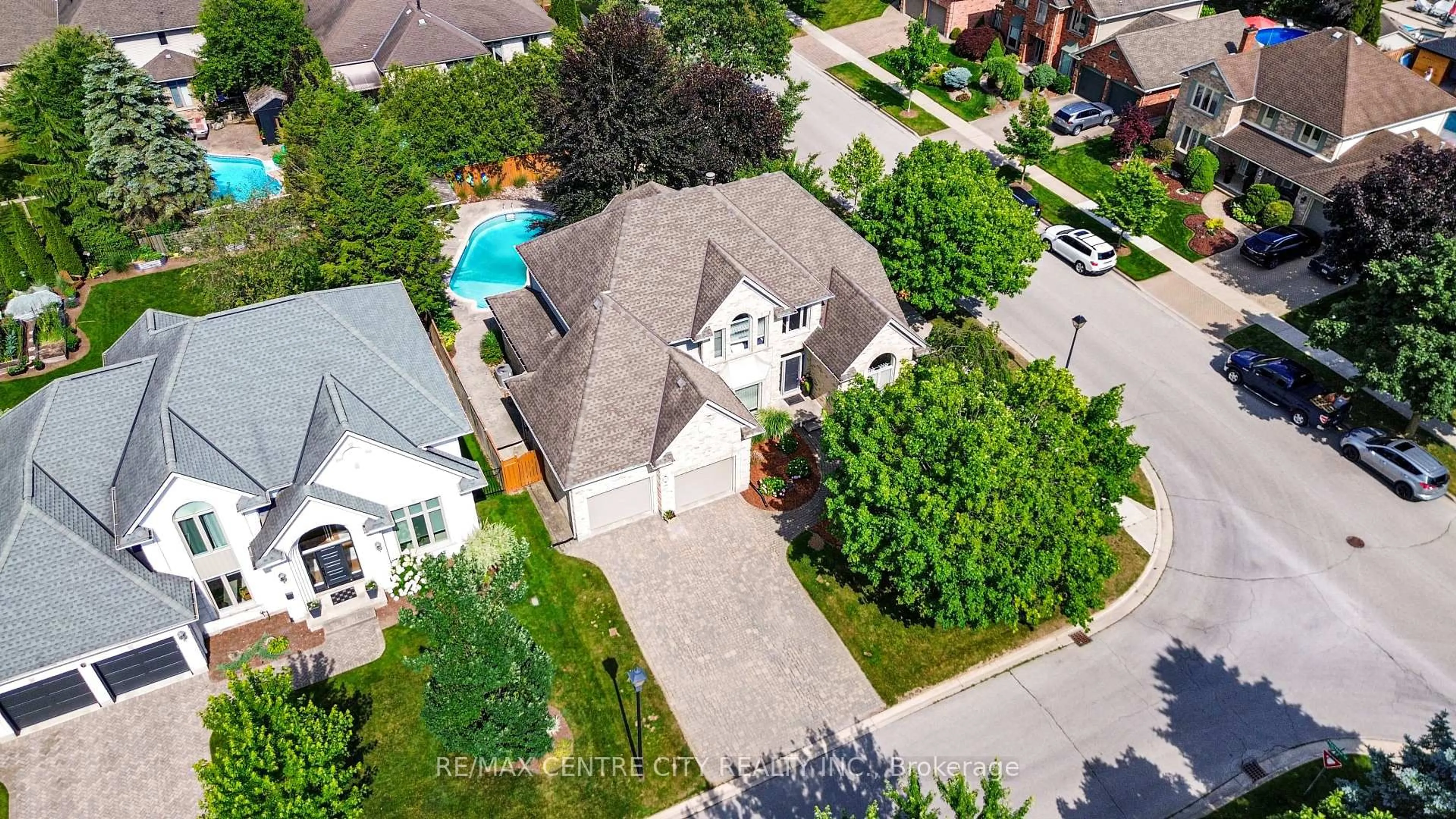 A pic from outside/outdoor area/front of a property/back of a property/a pic from drone, street for 2 HAVENWOOD Way, London North Ontario N6H 5C2