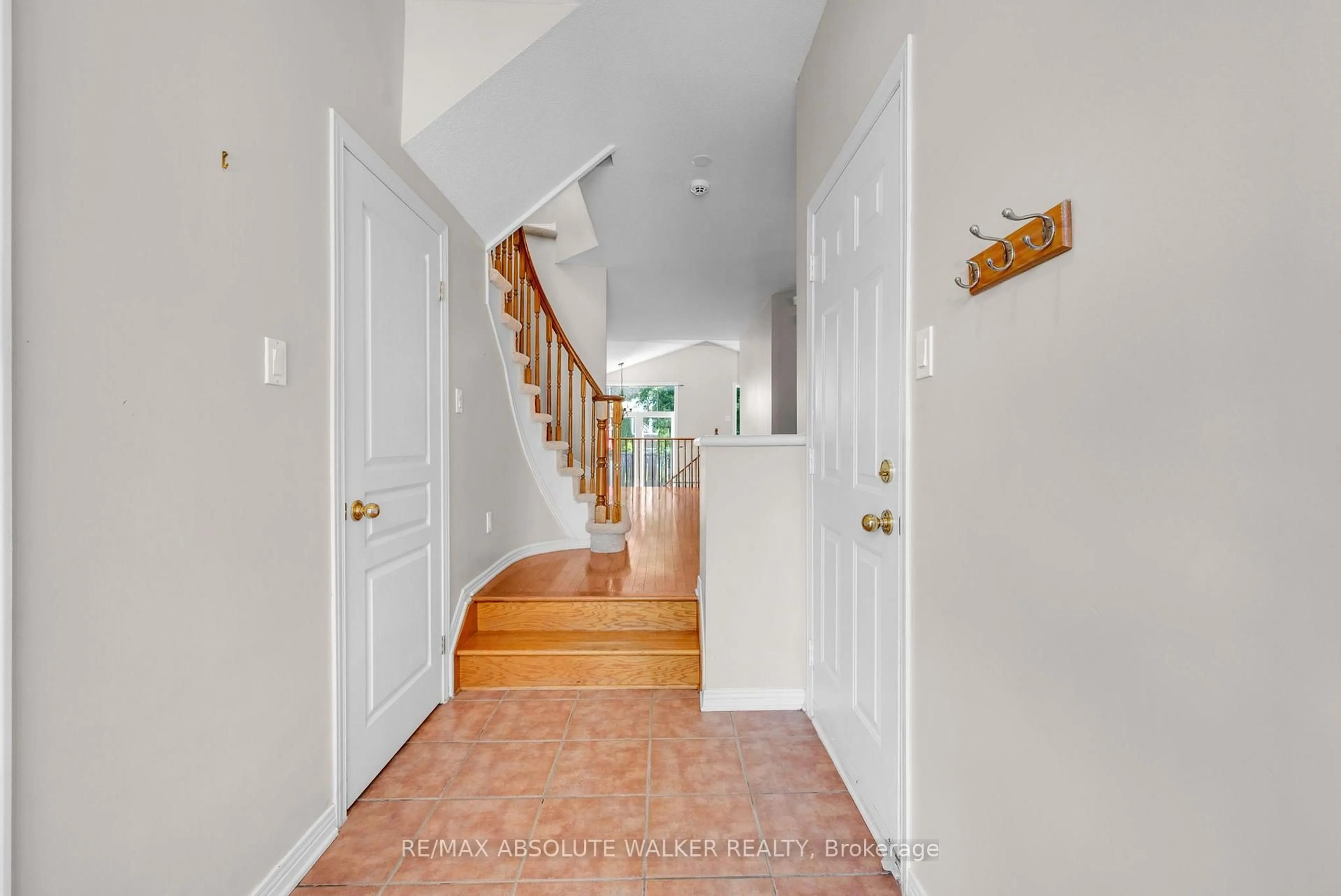 Indoor entryway for 664 Wild Shore Cres, Ottawa Ontario K1V 1X9