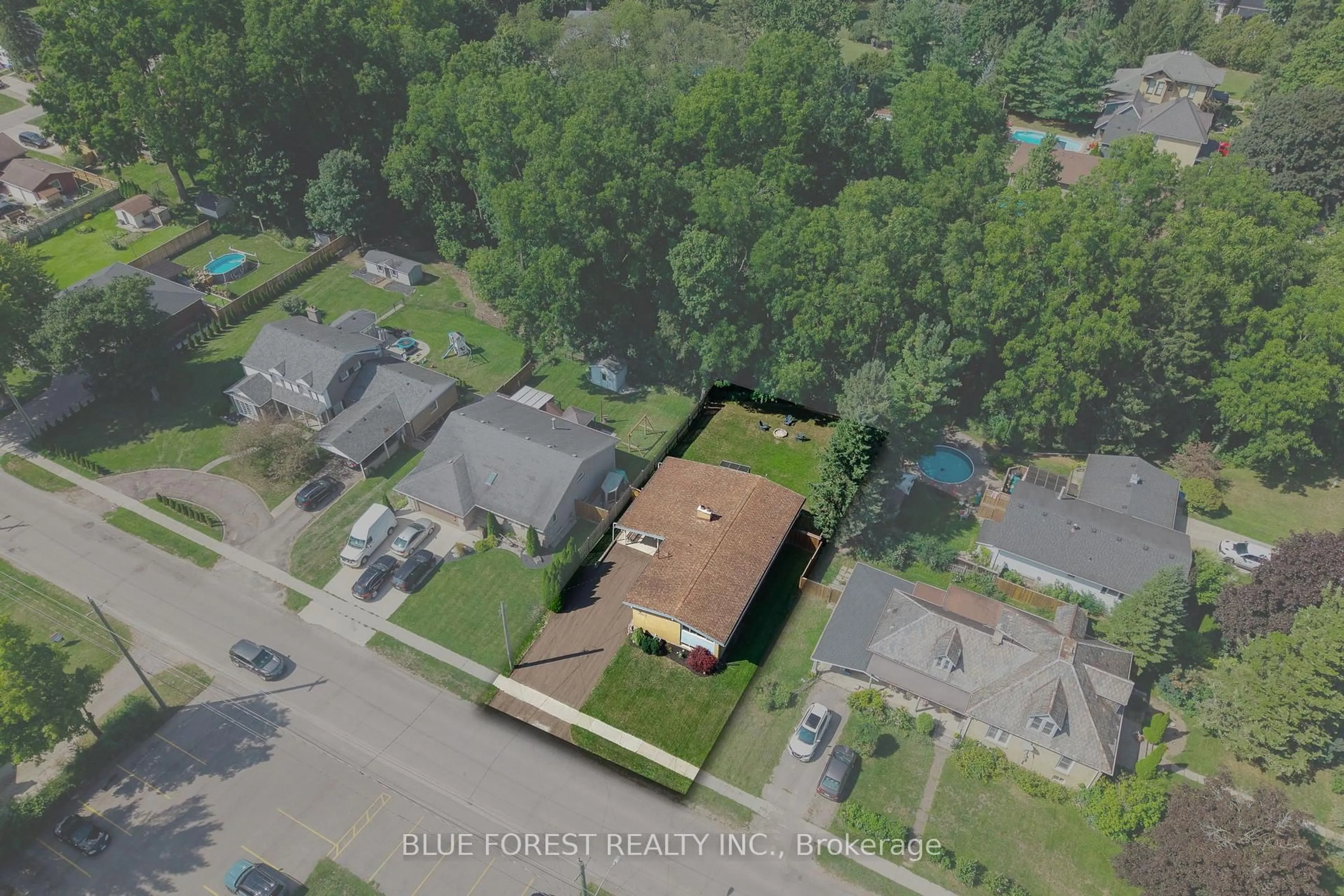 A pic from outside/outdoor area/front of a property/back of a property/a pic from drone, street for 273 Saulsbury St, Strathroy-Caradoc Ontario N7G 2B1