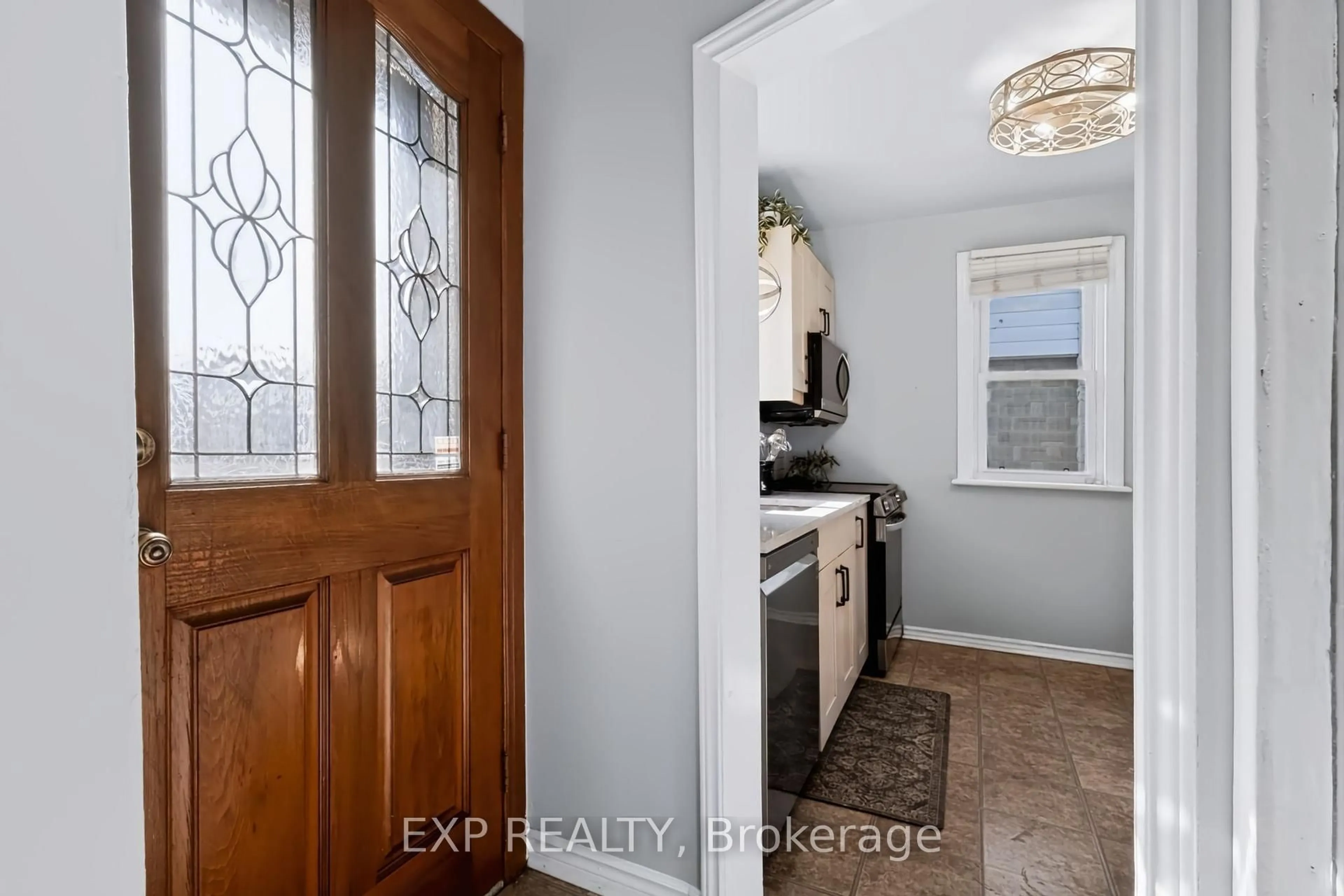Indoor entryway for 164 Charlotte St, Hamilton Ontario L8K 4V4