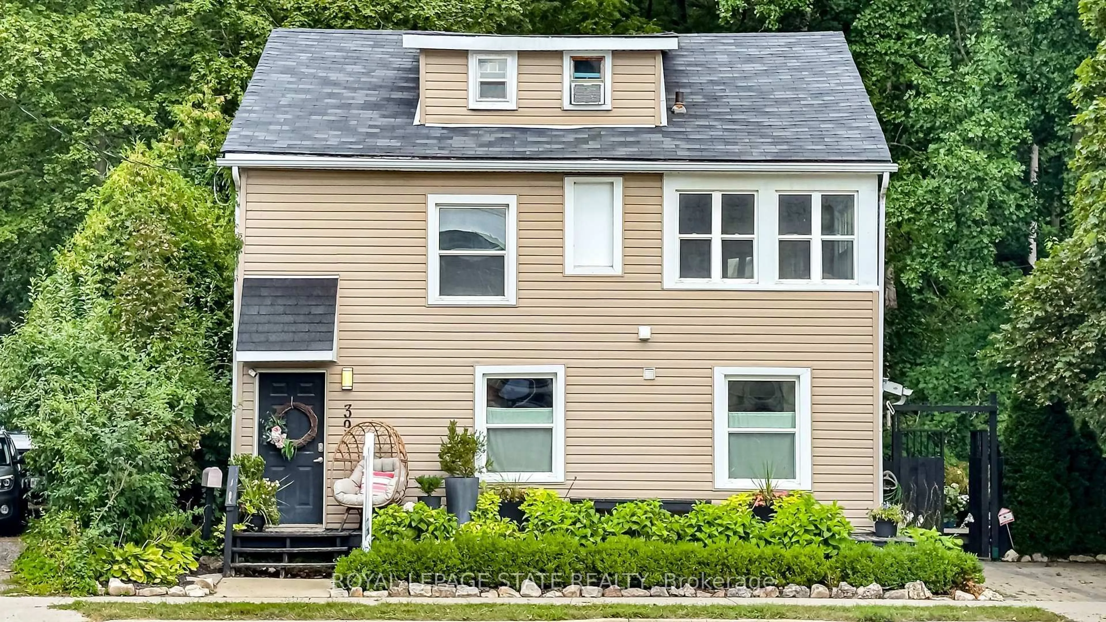 Home with vinyl exterior material, street for 39 Park St, Hamilton Ontario L9H 1C9