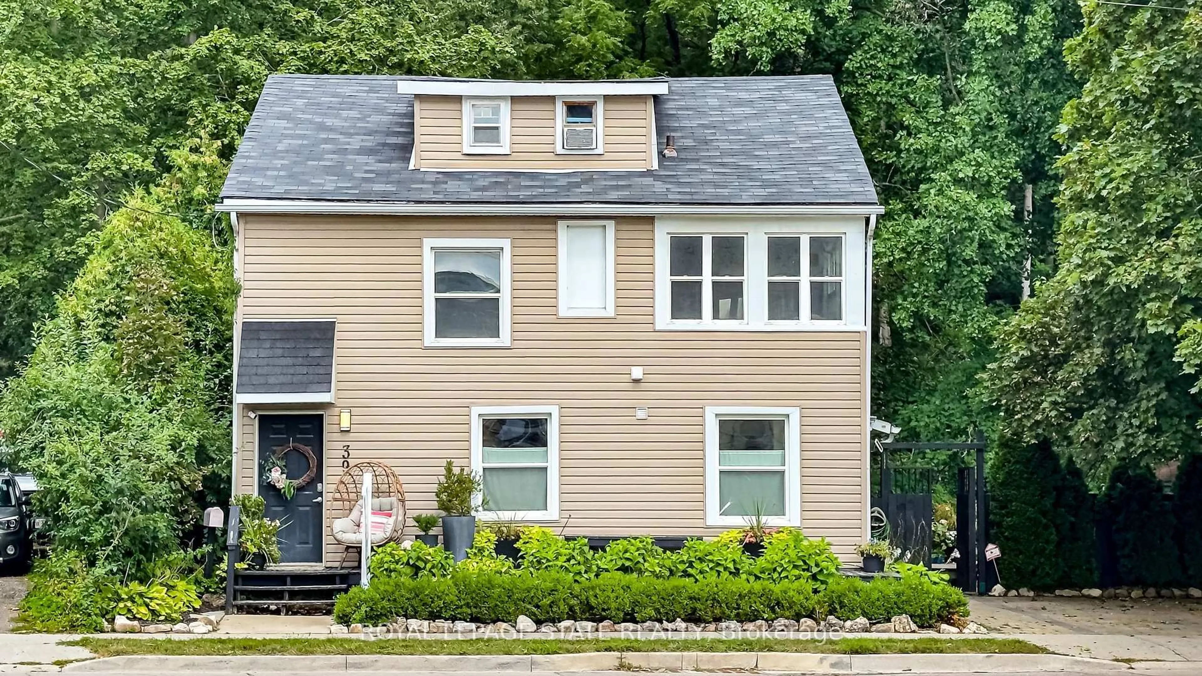 Home with vinyl exterior material, street for 39 Park St, Hamilton Ontario L9H 1C9