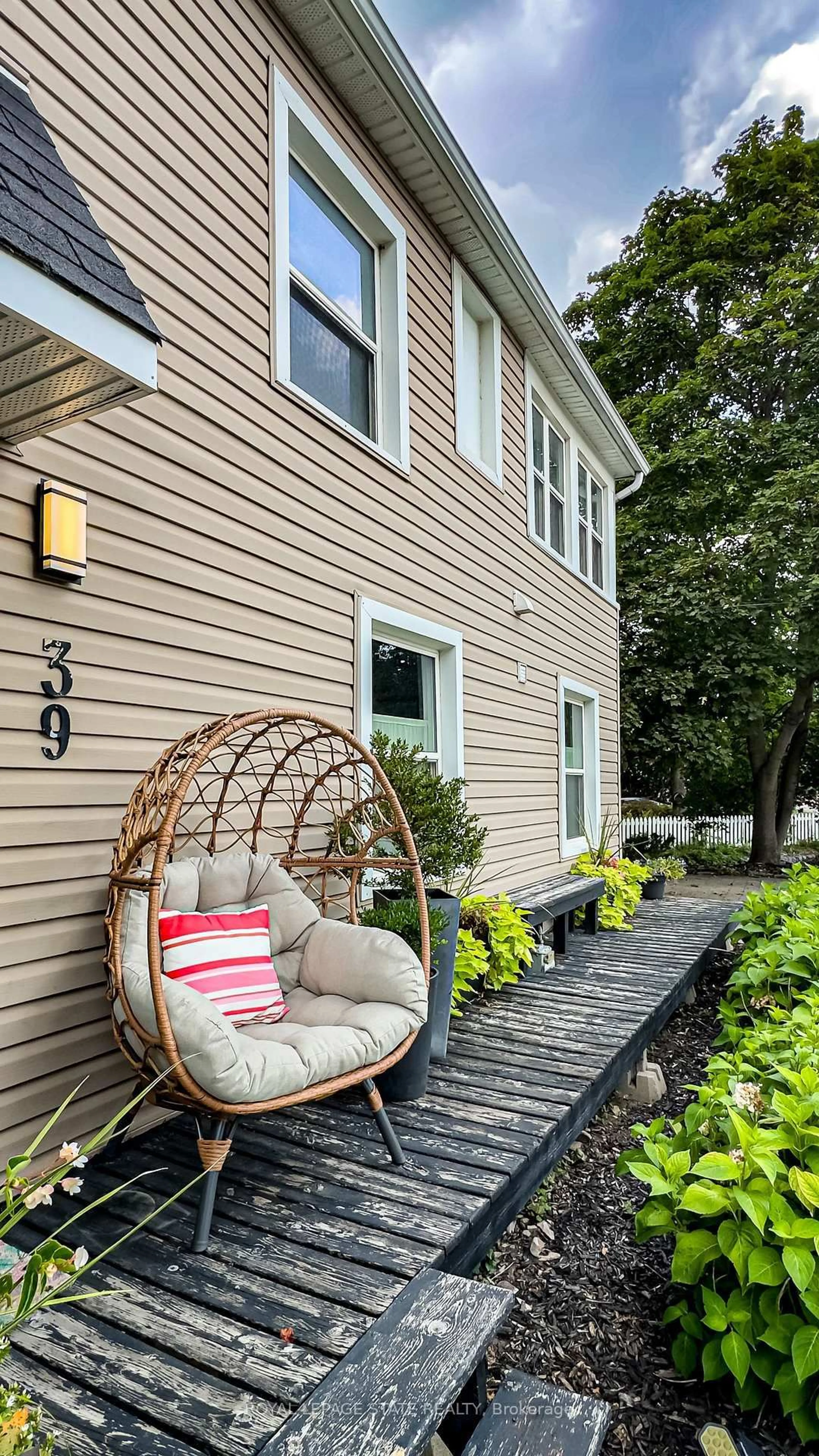 Unknown for 39 Park St, Hamilton Ontario L9H 1C9