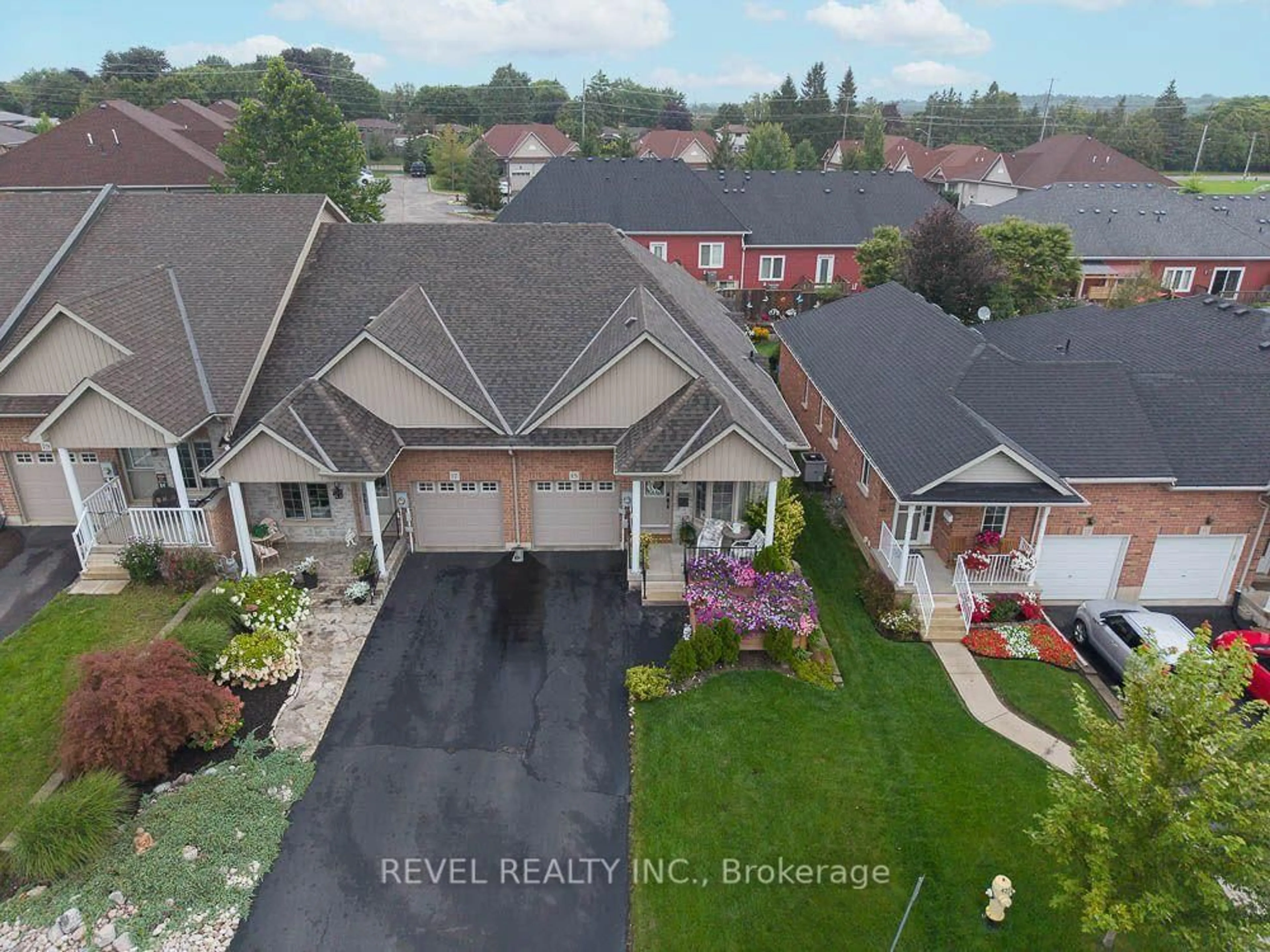 A pic from outside/outdoor area/front of a property/back of a property/a pic from drone, street for 15 Millcroft Dr, Norfolk Ontario N3Y 0B1